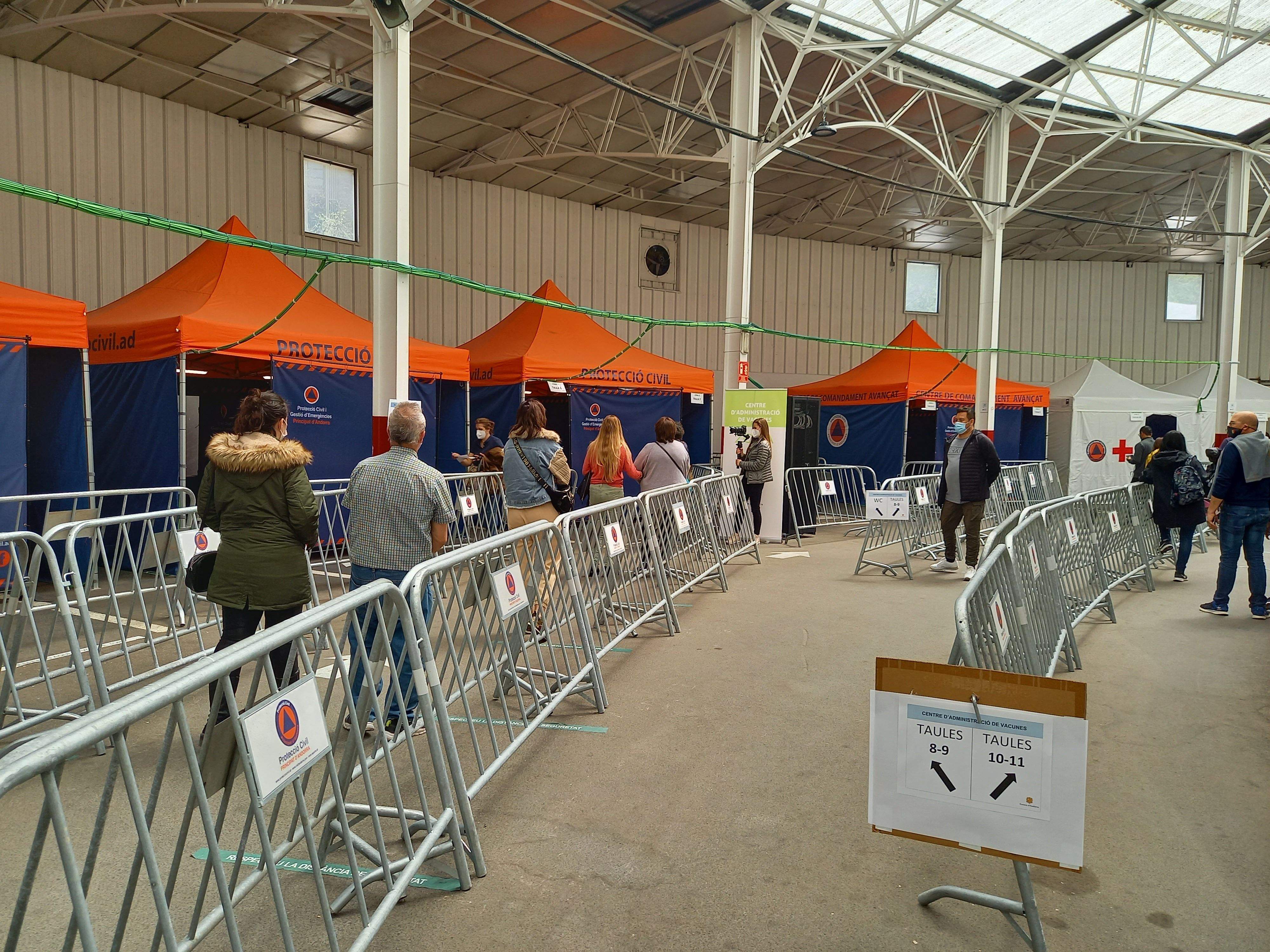 Gent fer cua esperant el torn per vacunar-se.