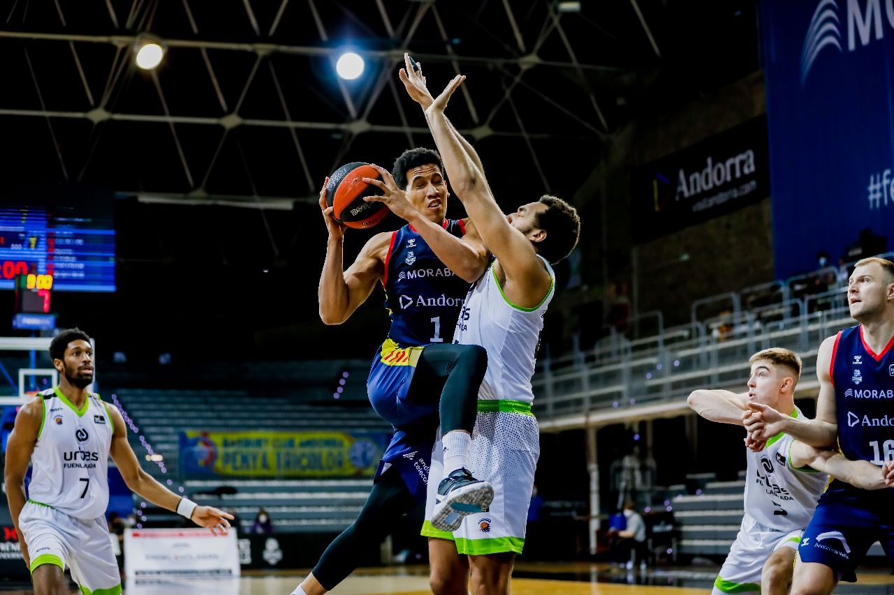 Tyson Pérez, fent una entrada a cistella.