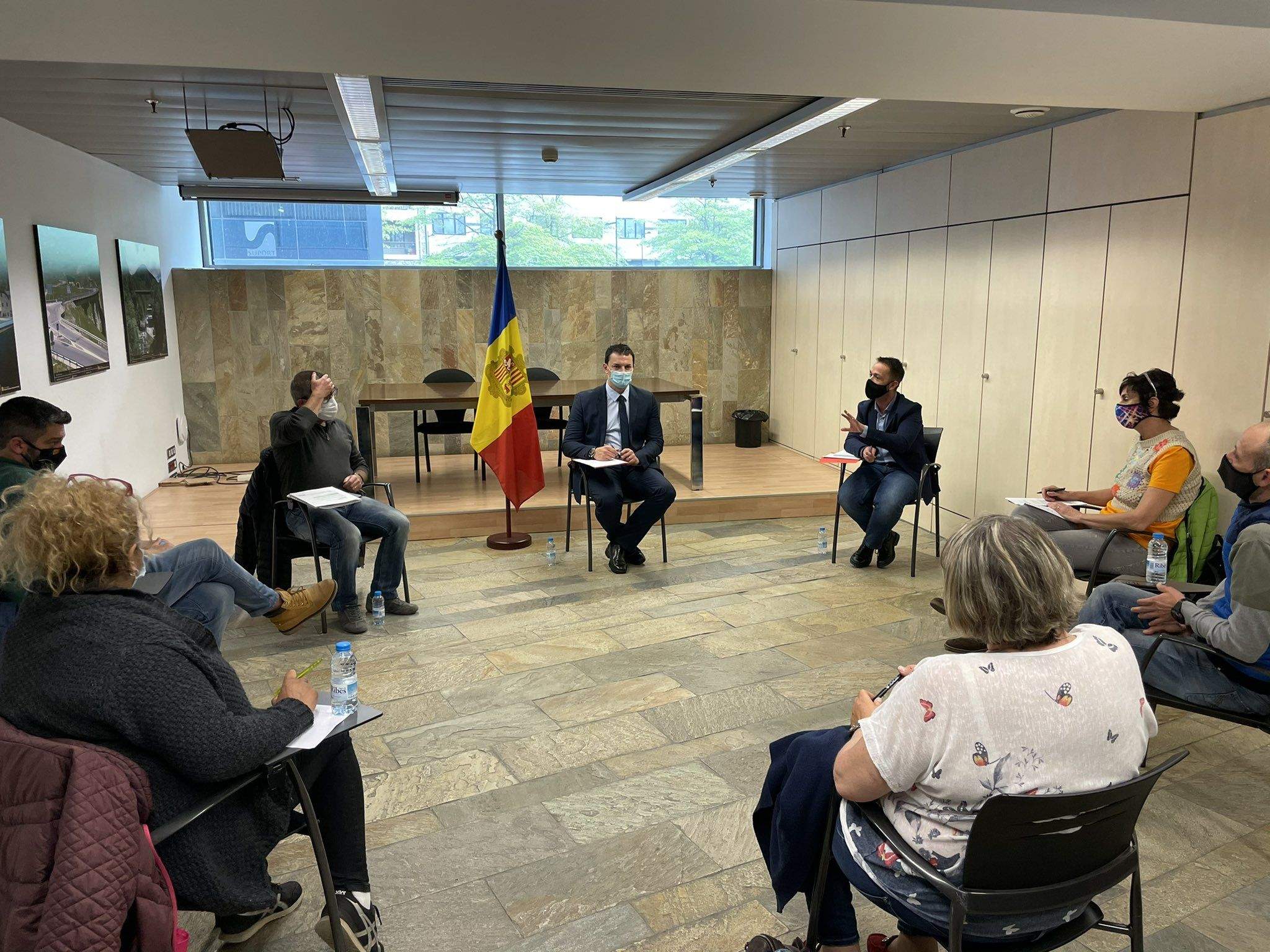 Gallardo durant la reunió amb els representants de les autoescoles.