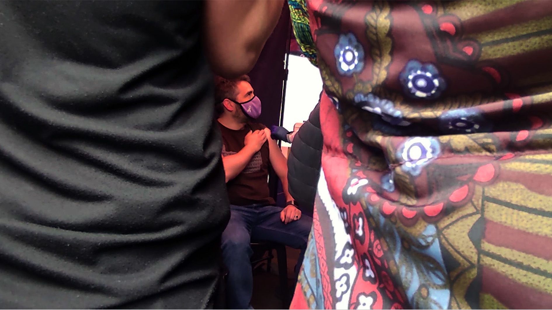 Eric Jover en el moment de vacunar-se.