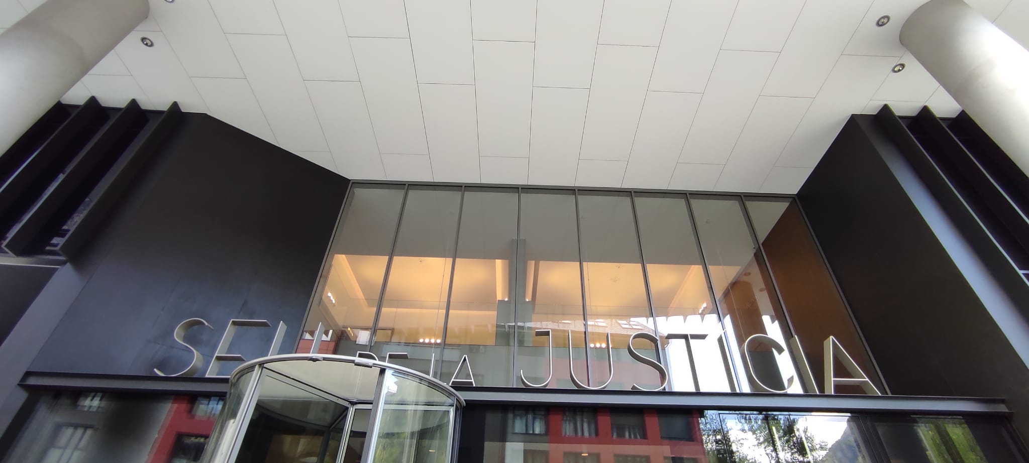 Façana principal de la Seu de la Justícia.