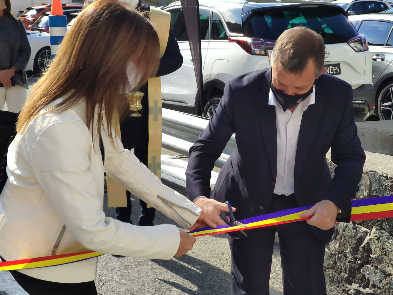 Josep Majoral talla la cinta per inaugurar la fira.