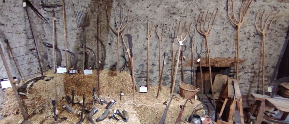 Diversos tipus de forques i altres eines. L'exposició és un dels grans reclams de la fira.