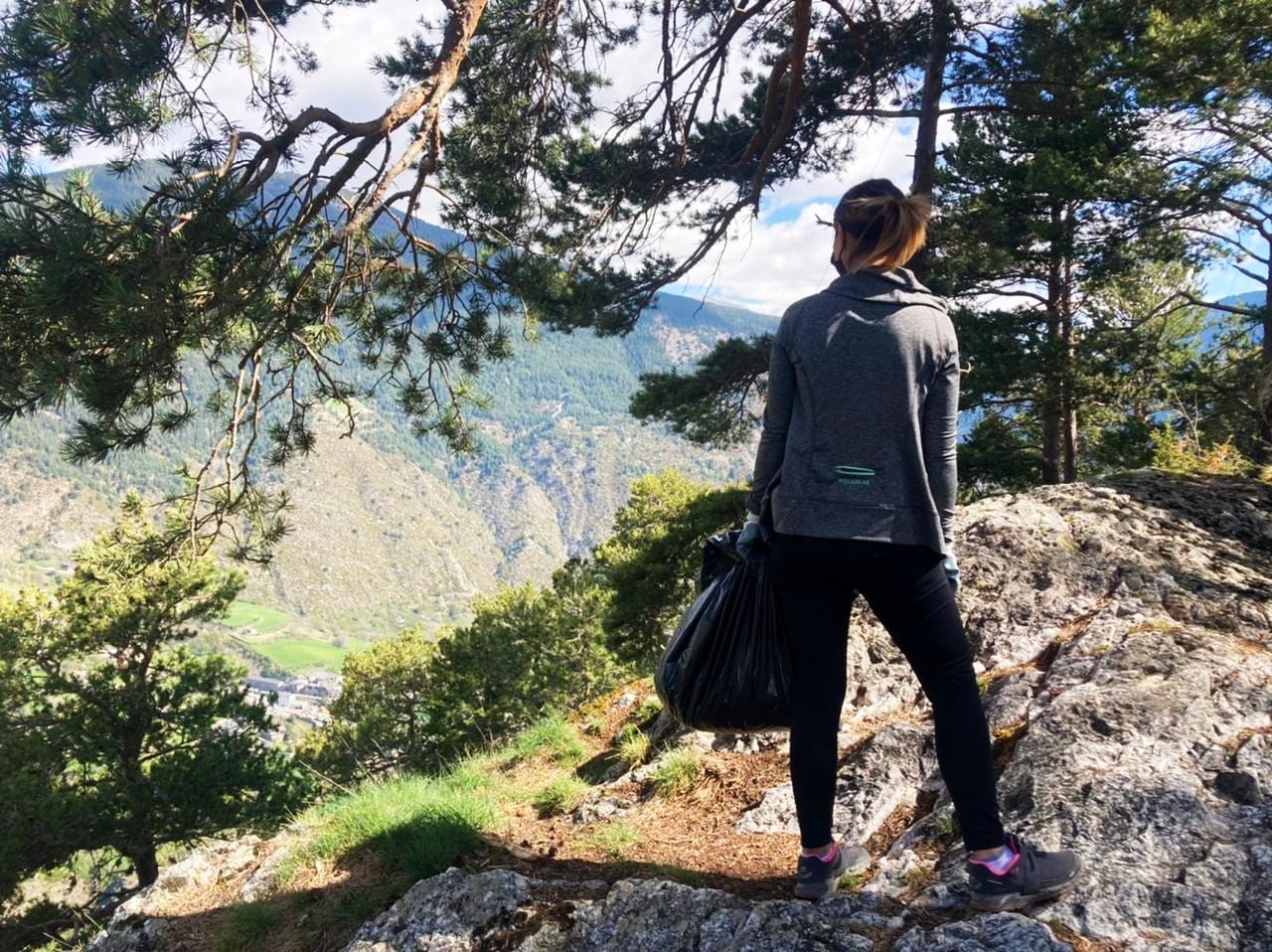 Una de les voluntàries participants a la zona del llac d'Engolasters.