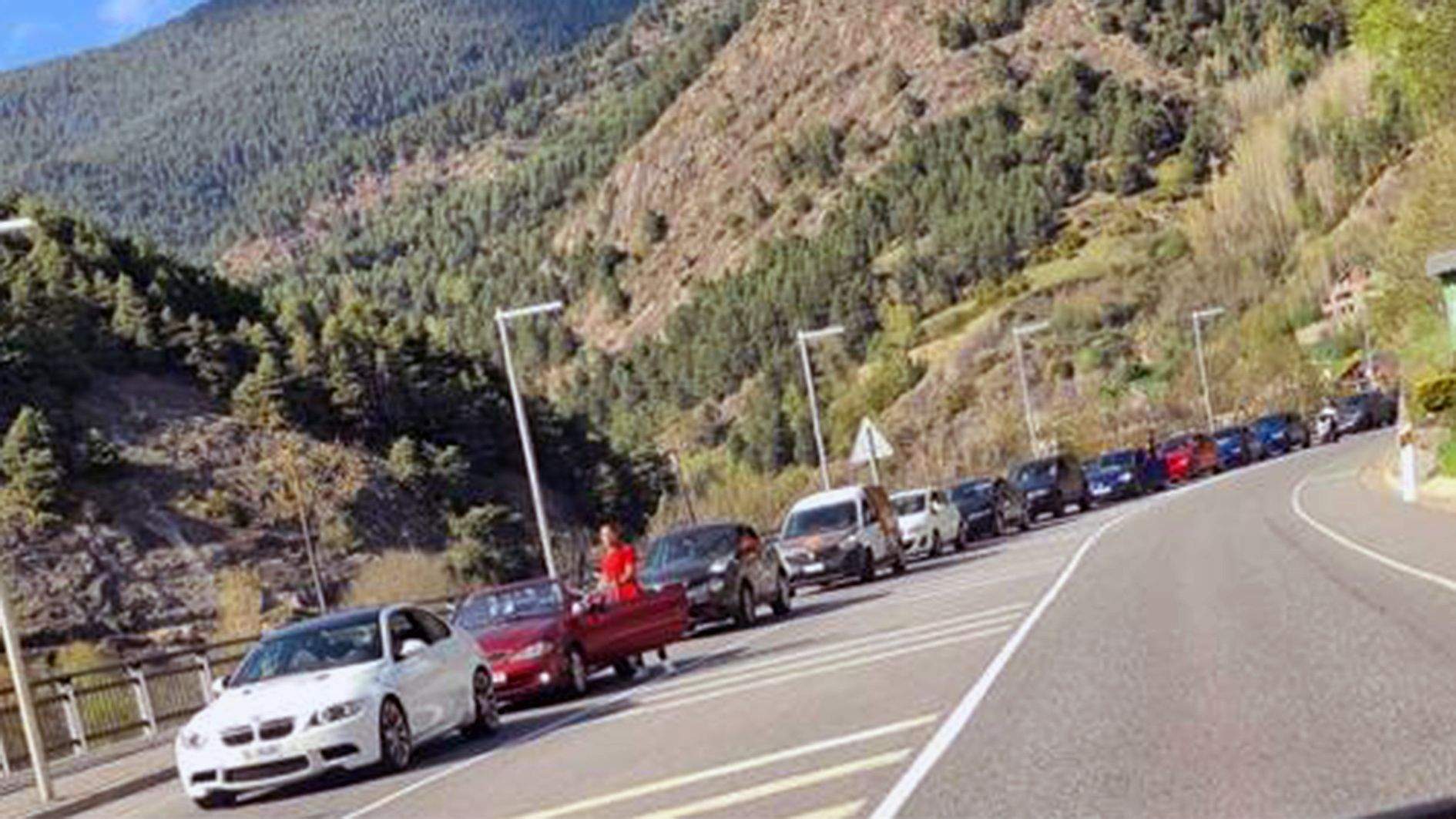 Cotxes aturats pels controls.