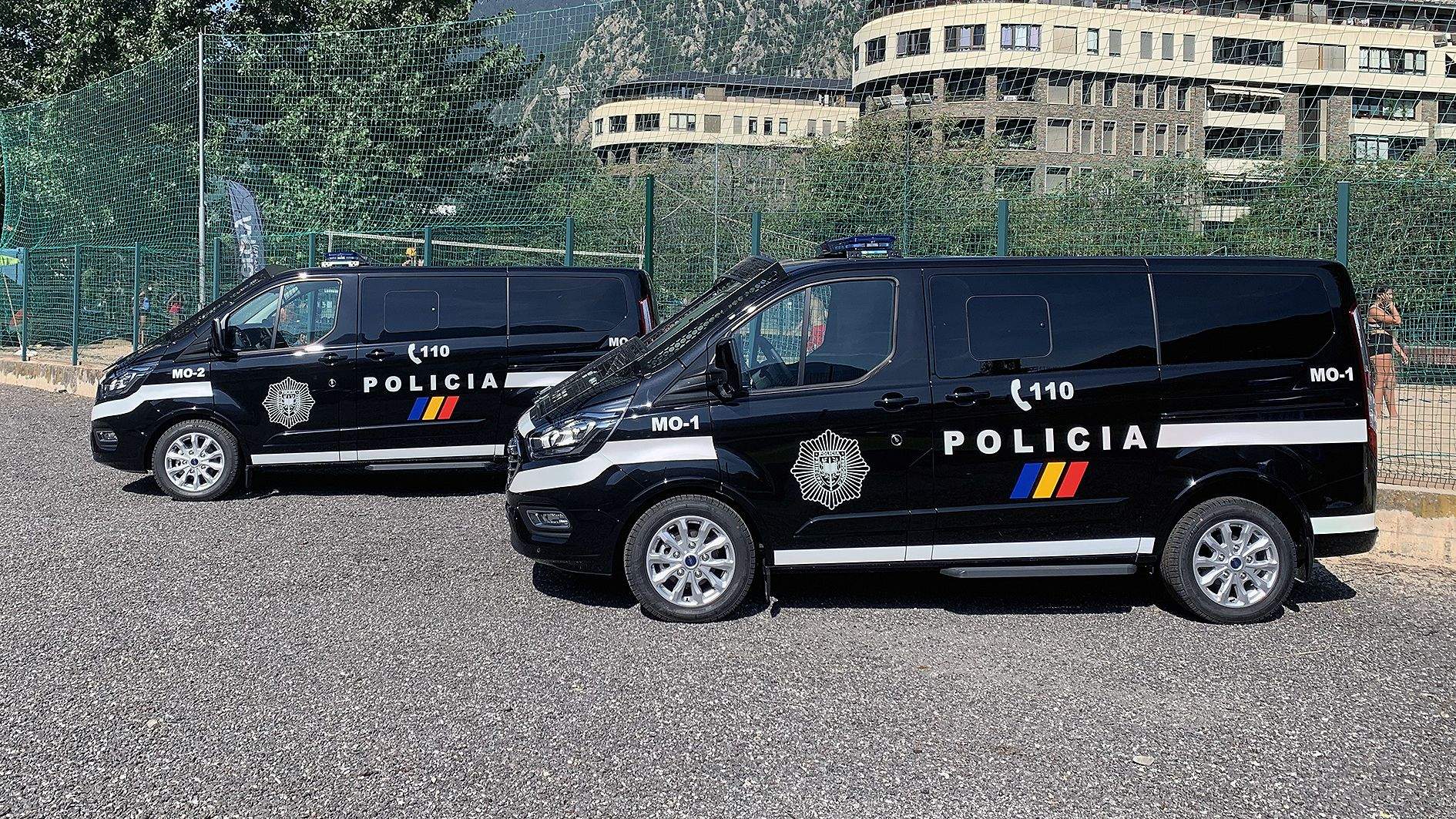 Dues de les tres furgonetes adquirides expressament per al grup que ara mateix està en l'aire.