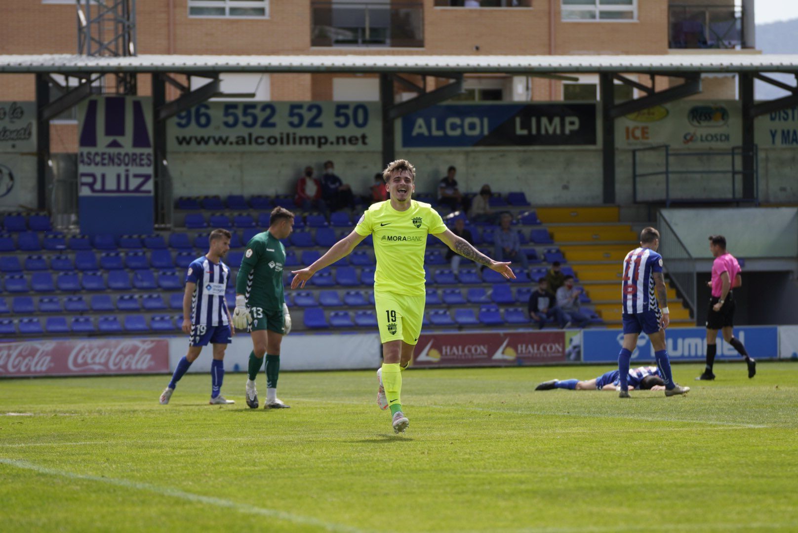 Pau Martínez celebra l'1-0. La portaveu del Sindicat, Rebeca Bonache.
