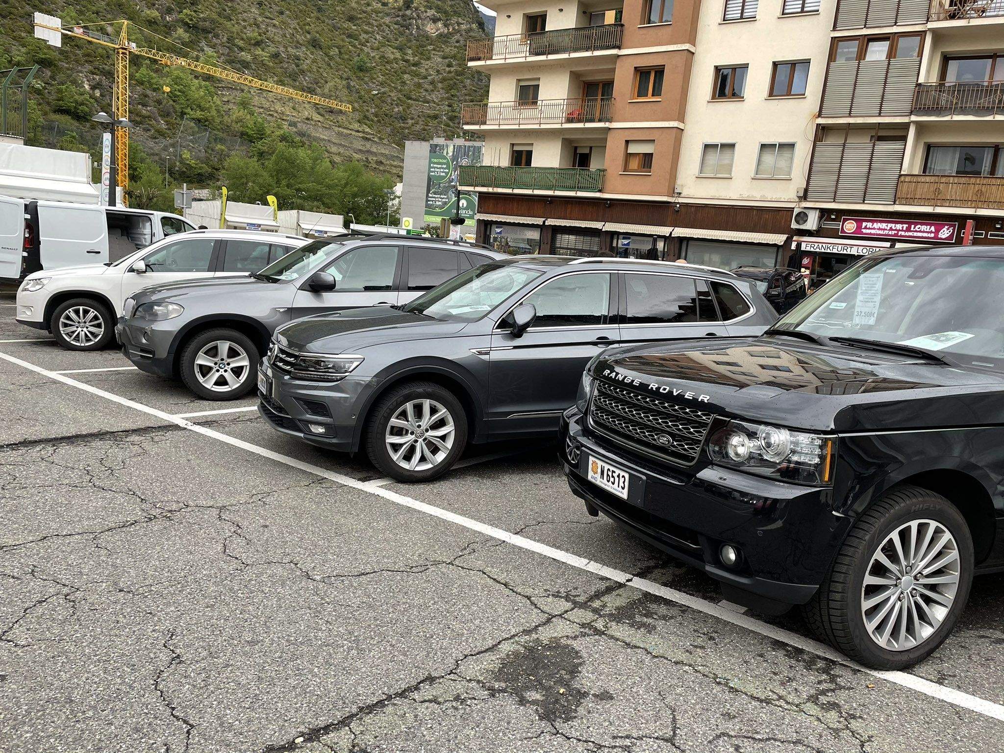 Cotxes exposats aquest diumenge a la fira.