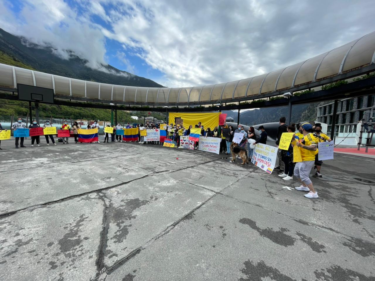 Concentració de colombians a la plaça del Poble.