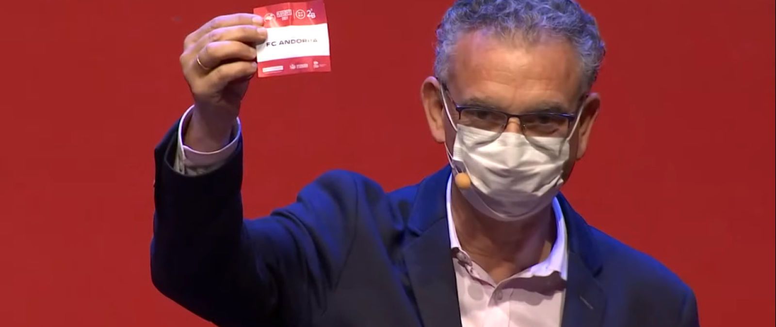 José Luís Quintana, alcalde de Don Benito, mostra el paper amb el nom de l'FC Andorra.