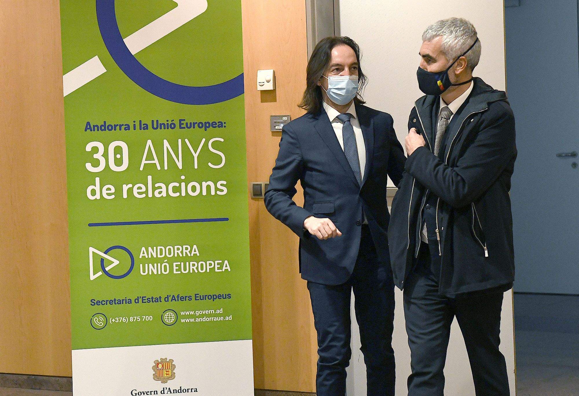 Els secretari d'Estat Landry Riba i el conseller general liberal Marc Magallón a la sortida de la reunió. La portaveu del Sindicat, Rebeca Bonache.