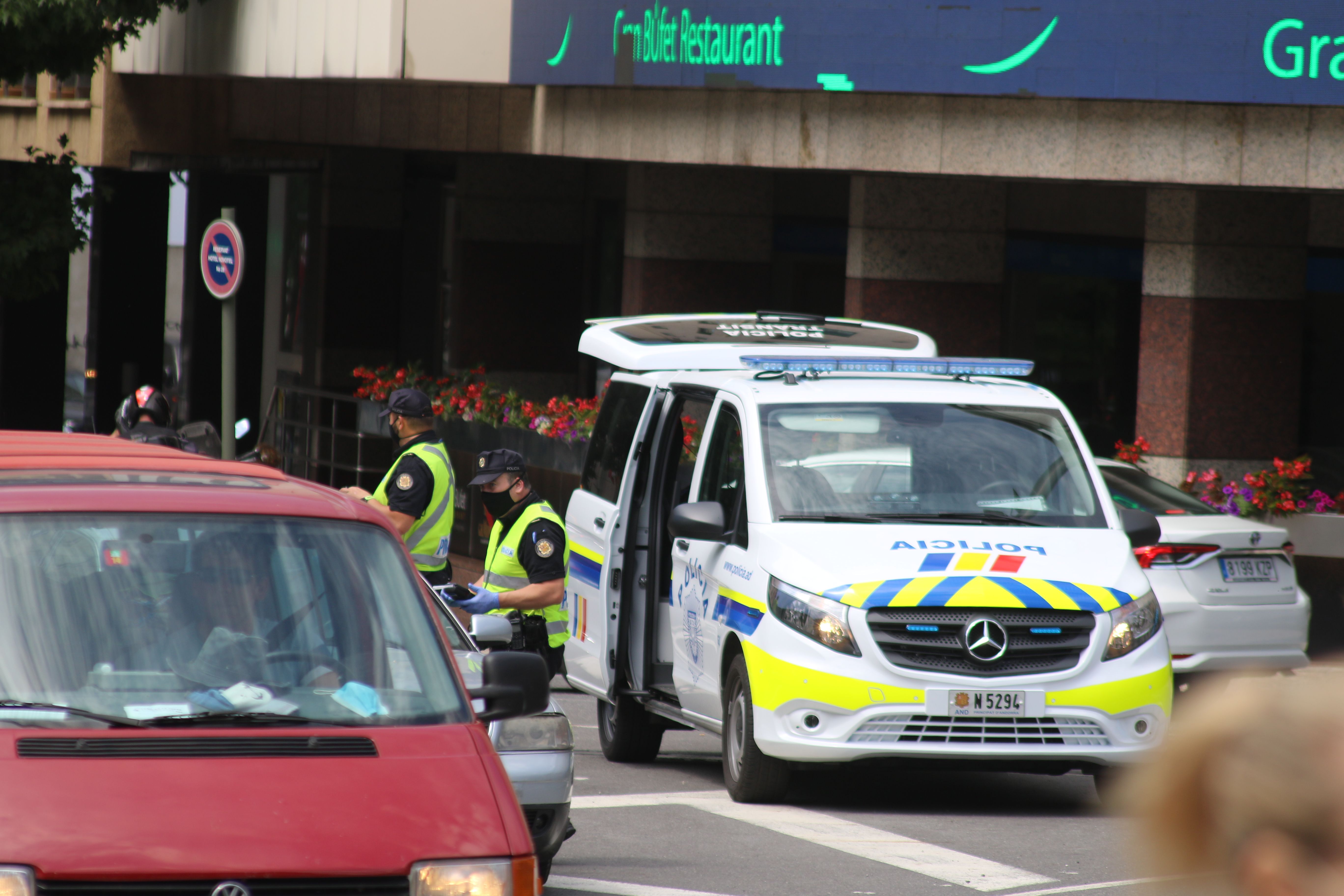 Agents de policia especialitzats en circulació fent un control. Agents de policia especialitzats en circulació fent un control.