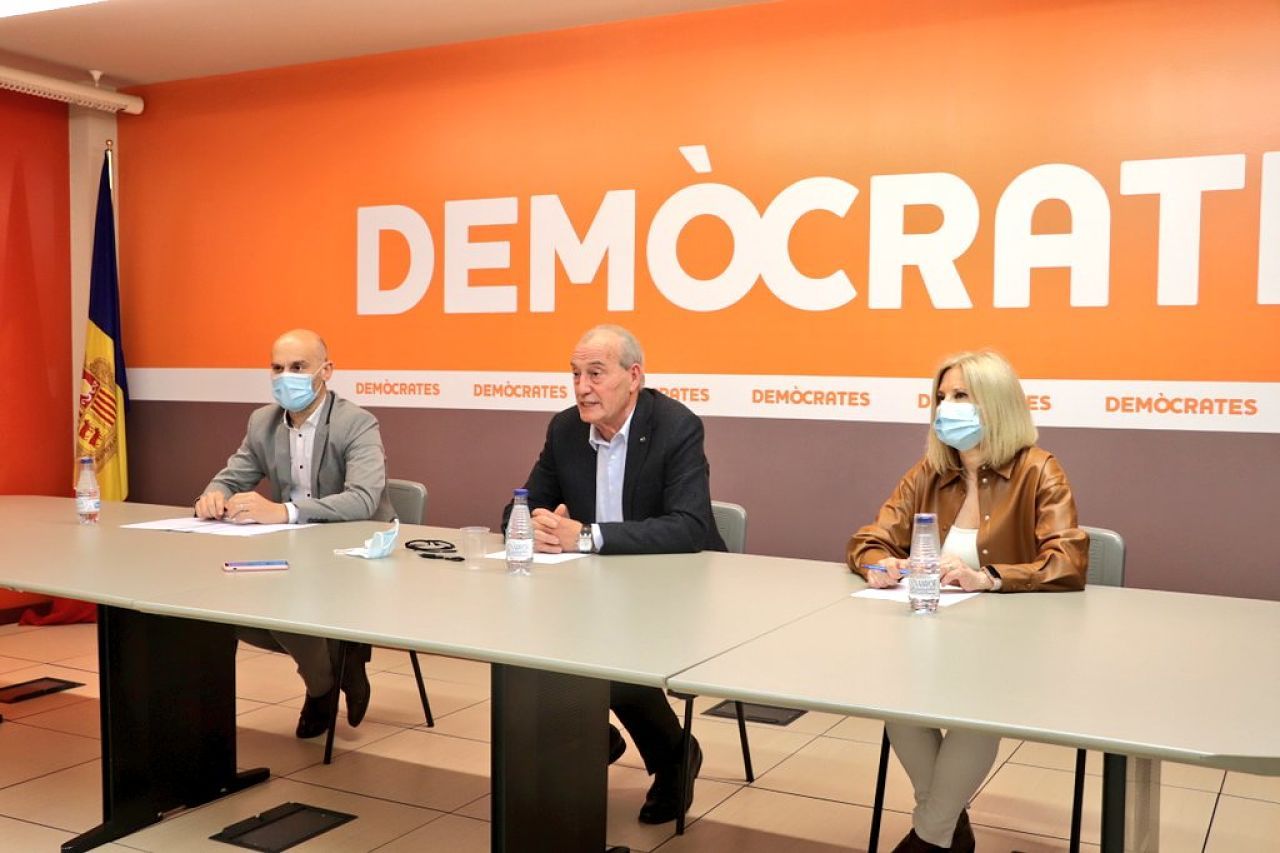 Els tres consellers de la minoria demòcrata, durant la compareixença davant la premsa.