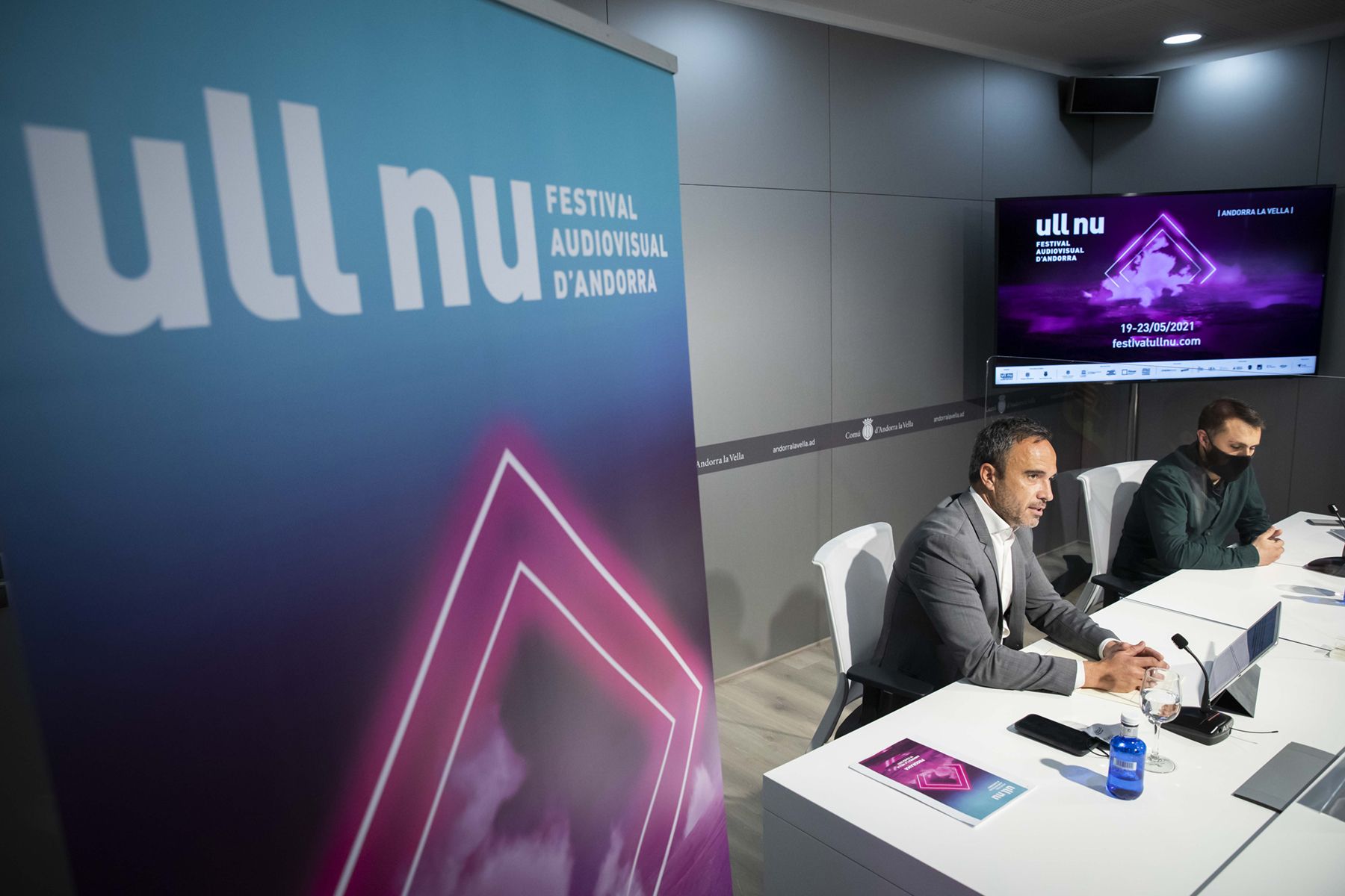 El conseller, Alain Cabanes, i el director del festival, Héctor Mas, en la presentació del programa.