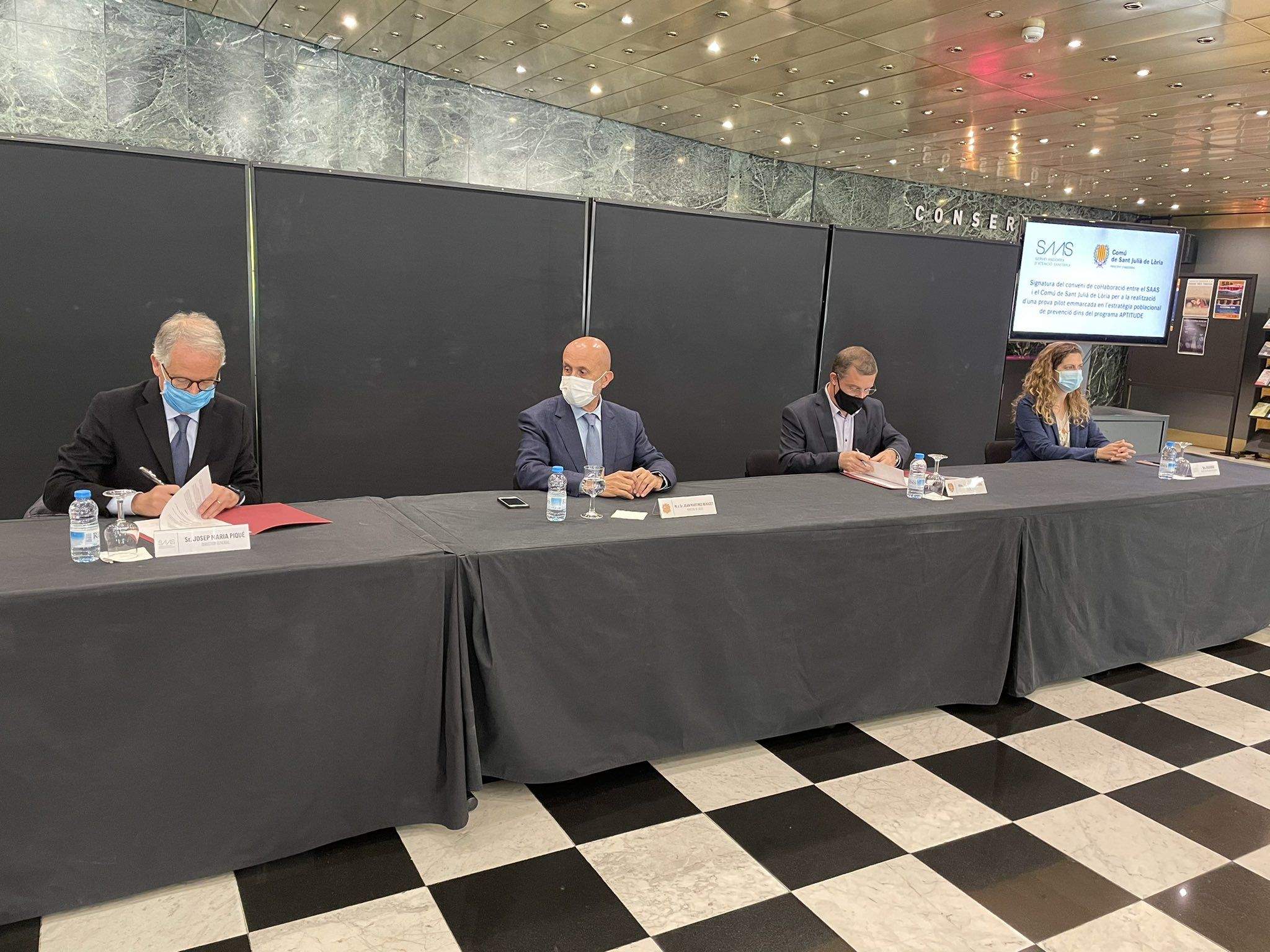 Piqué, Martínez Benazet, Majoral i Heras durant l'acte de signatura del conveni.