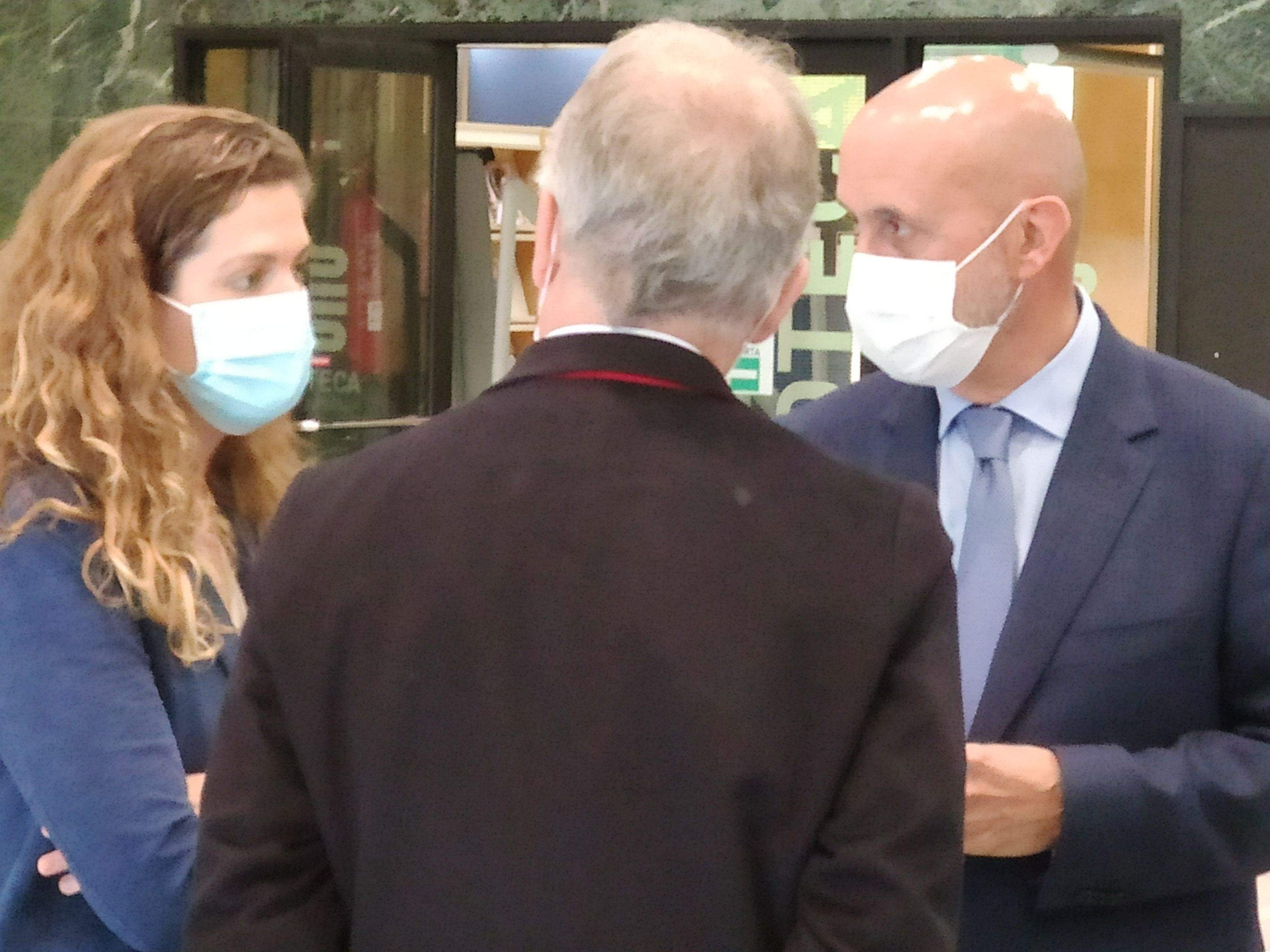 El doctor Piqué (d'esquena) conversa amb Martínez Benazet i la doctora Heras aquest dimarts. El doctor Piqué (d'esquena) conversa amb Martínez Benazet i la doctora Heras aquest dimarts.