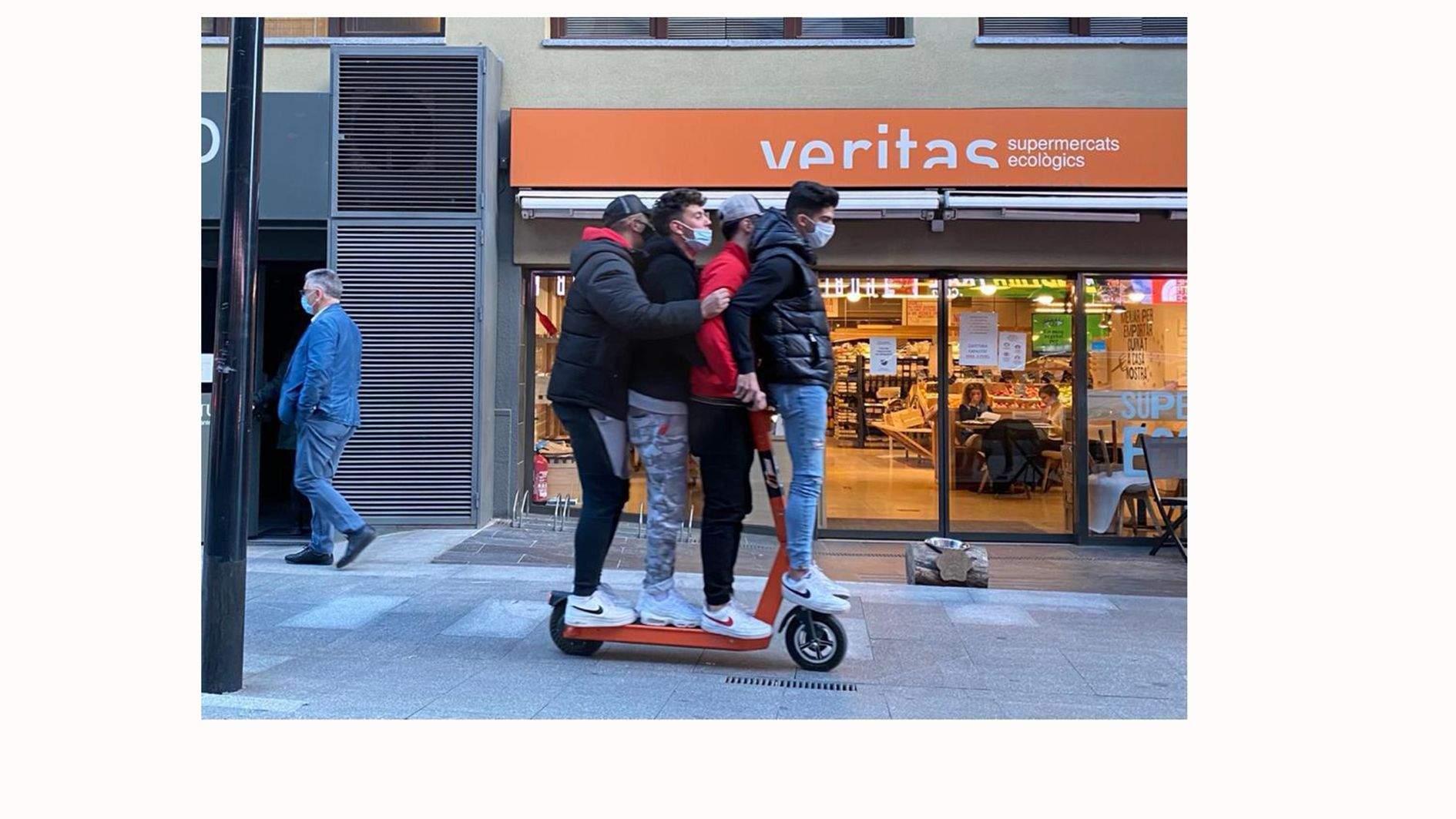 La imatge que 'corre' per les xarxes amb els quatre joves damunt el patinet.