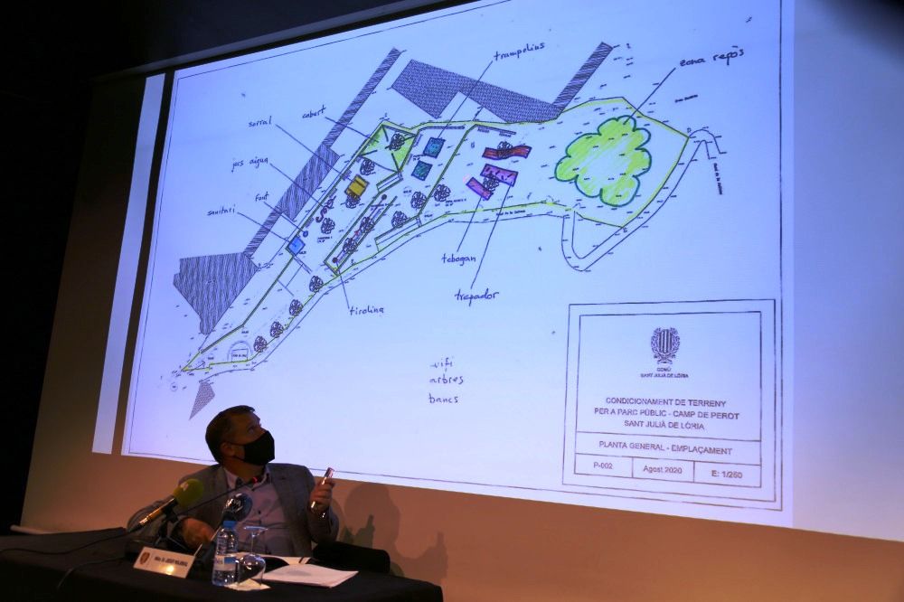 Majoral observa el croquis del nou parc del Camp de Perot.