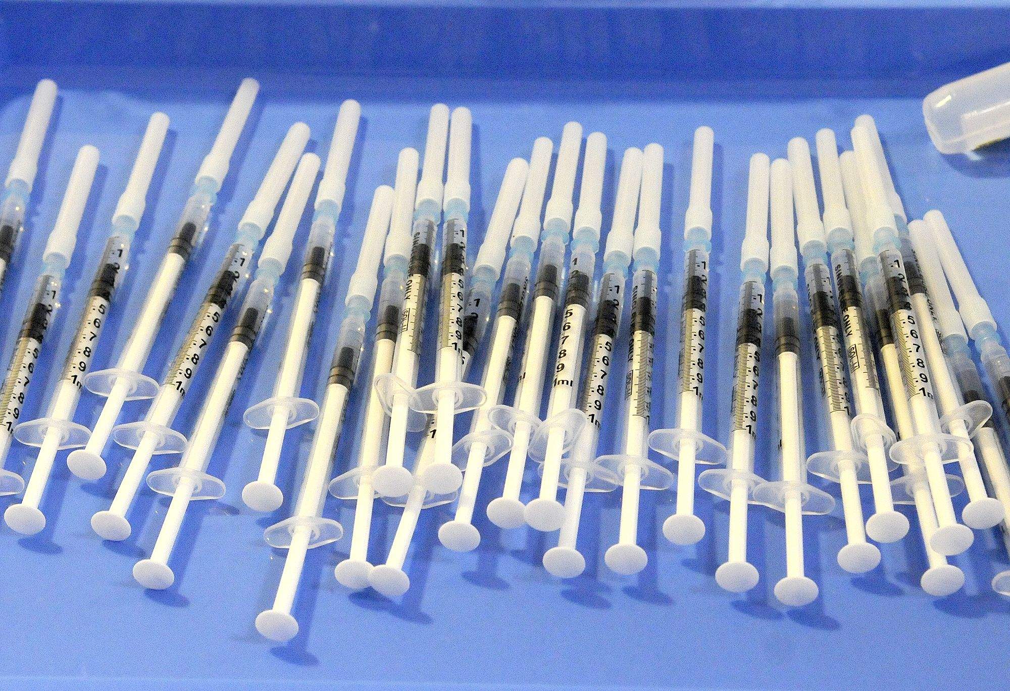 Xeringues carregades per subministrar la vacuna.