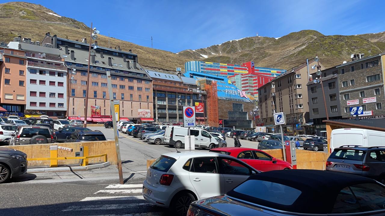 Els aparcaments del Pas registren un notable volum de vehicles.