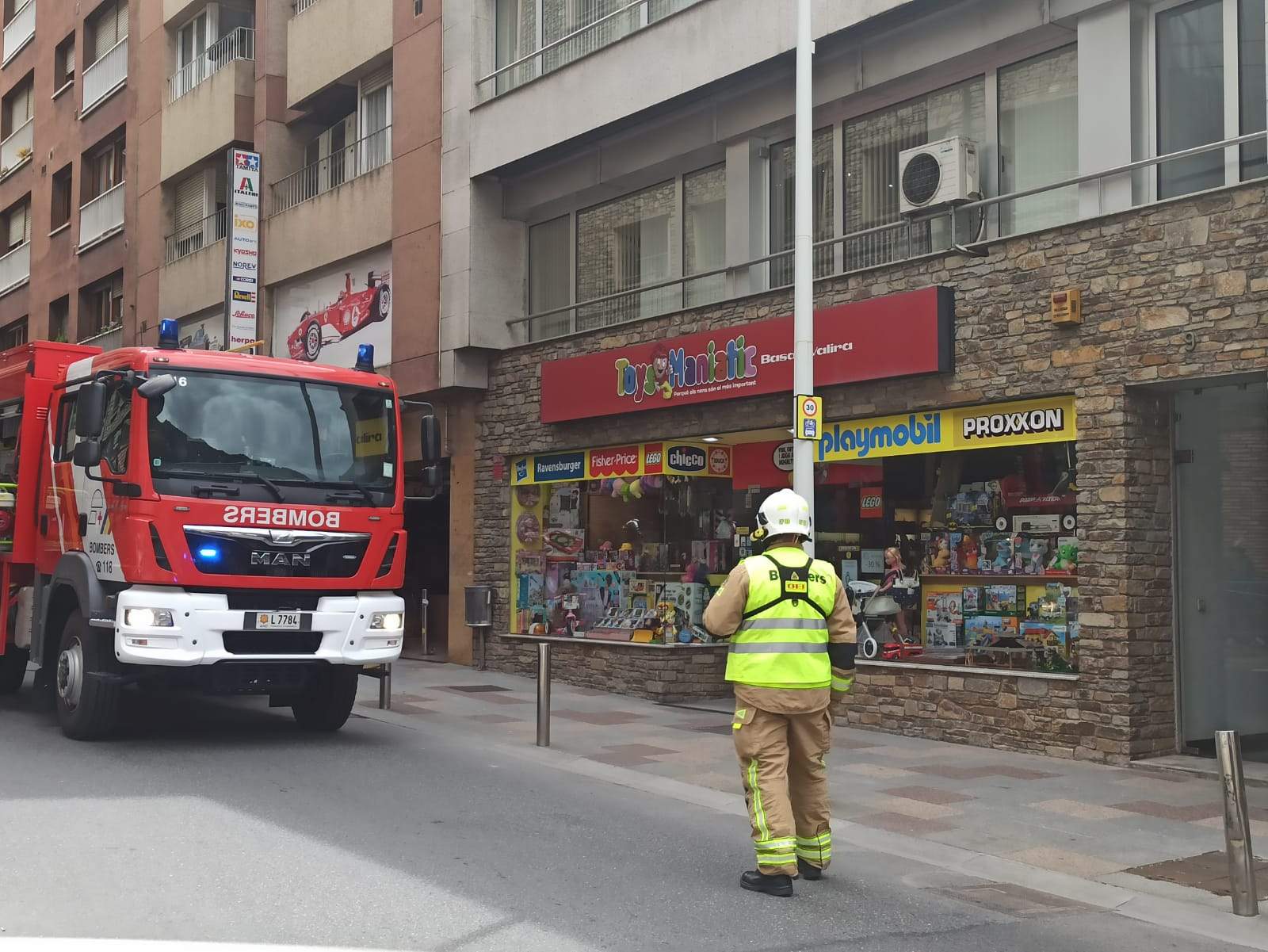 Els bombers, al costat del comerç on s'ha produit l'ensurt.