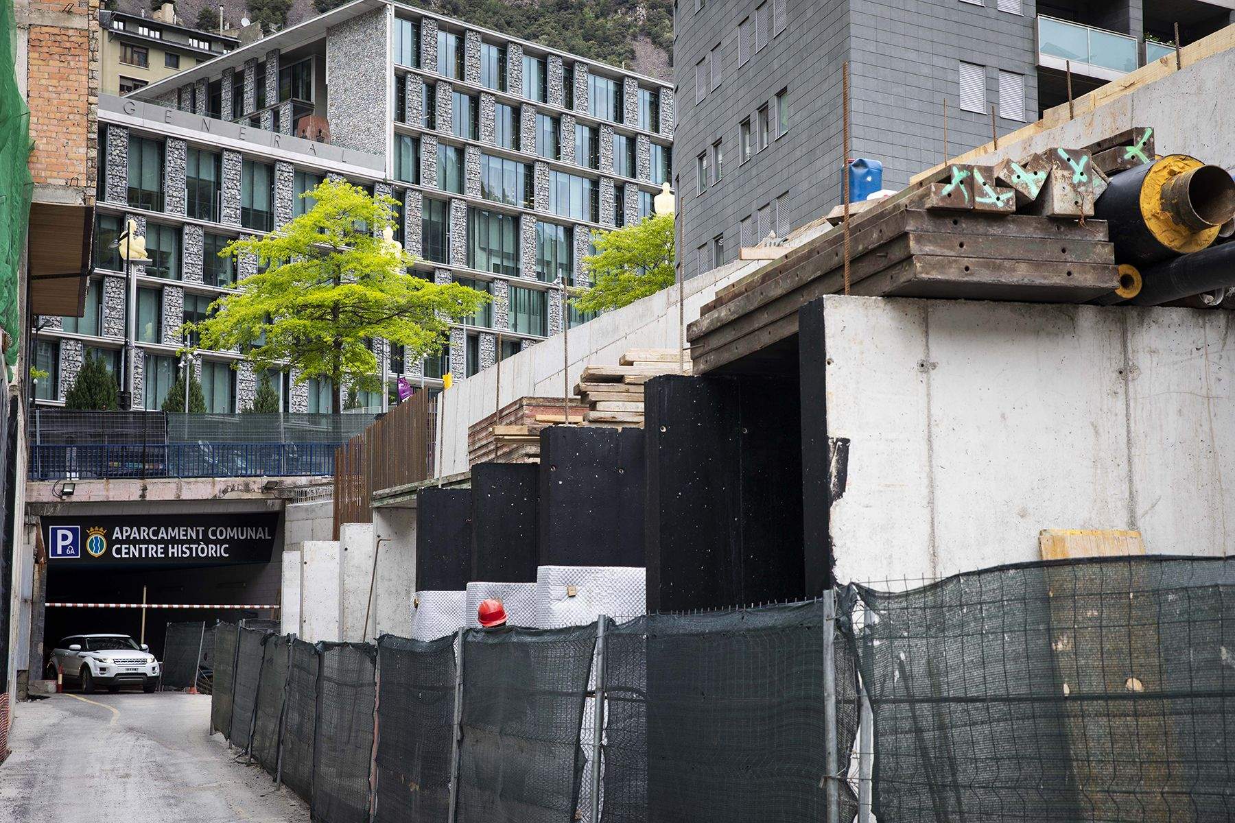 Estat actual d'un dels accessos a l'aparcament que es tancarà durant quinze dies.