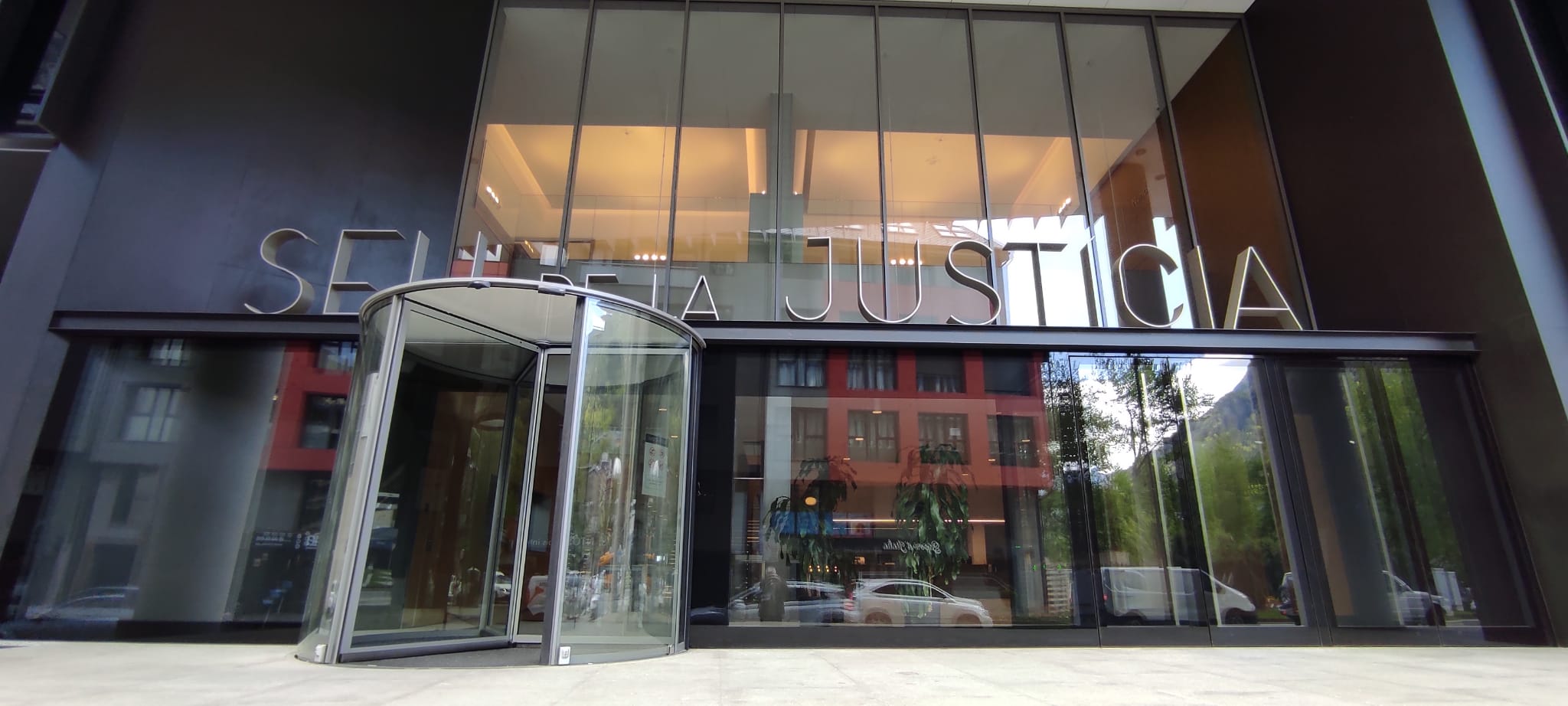 Una imatge de l'entrada principal a la Seu de la Justícia.