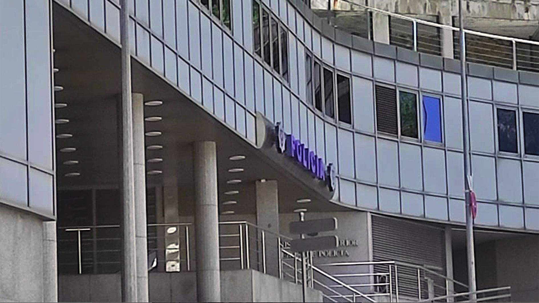 Façana del despatx central de la policia pel carrer Ciutat de Sabadell.