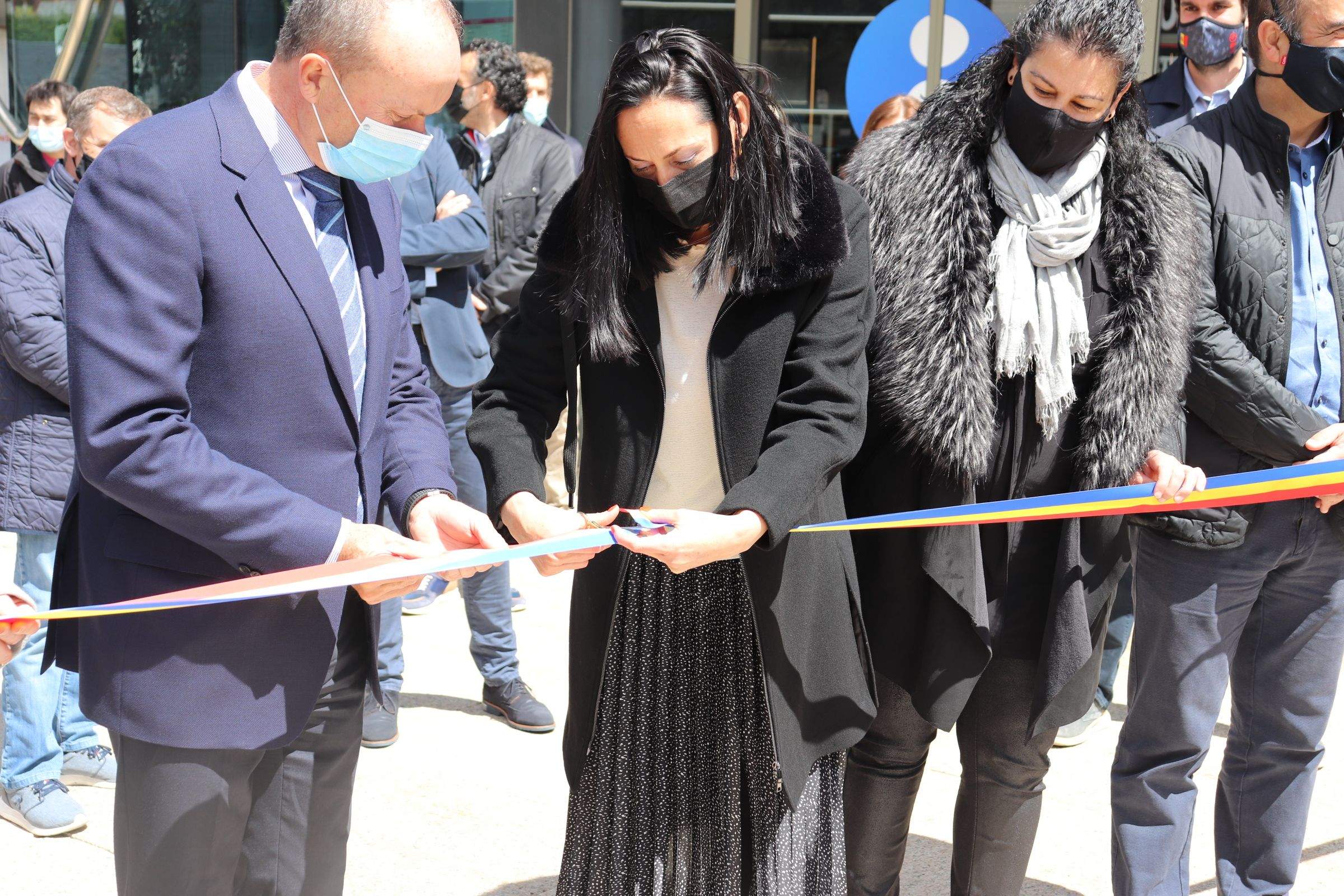 La cònsol major, Olga Molné, tallant la cinta d'inauguració d'Andoflora.