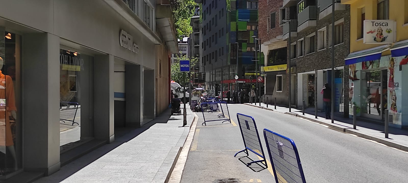 Una imatge del carrer Joan Maragall, d'Andorra la Vella, aquest migdia.