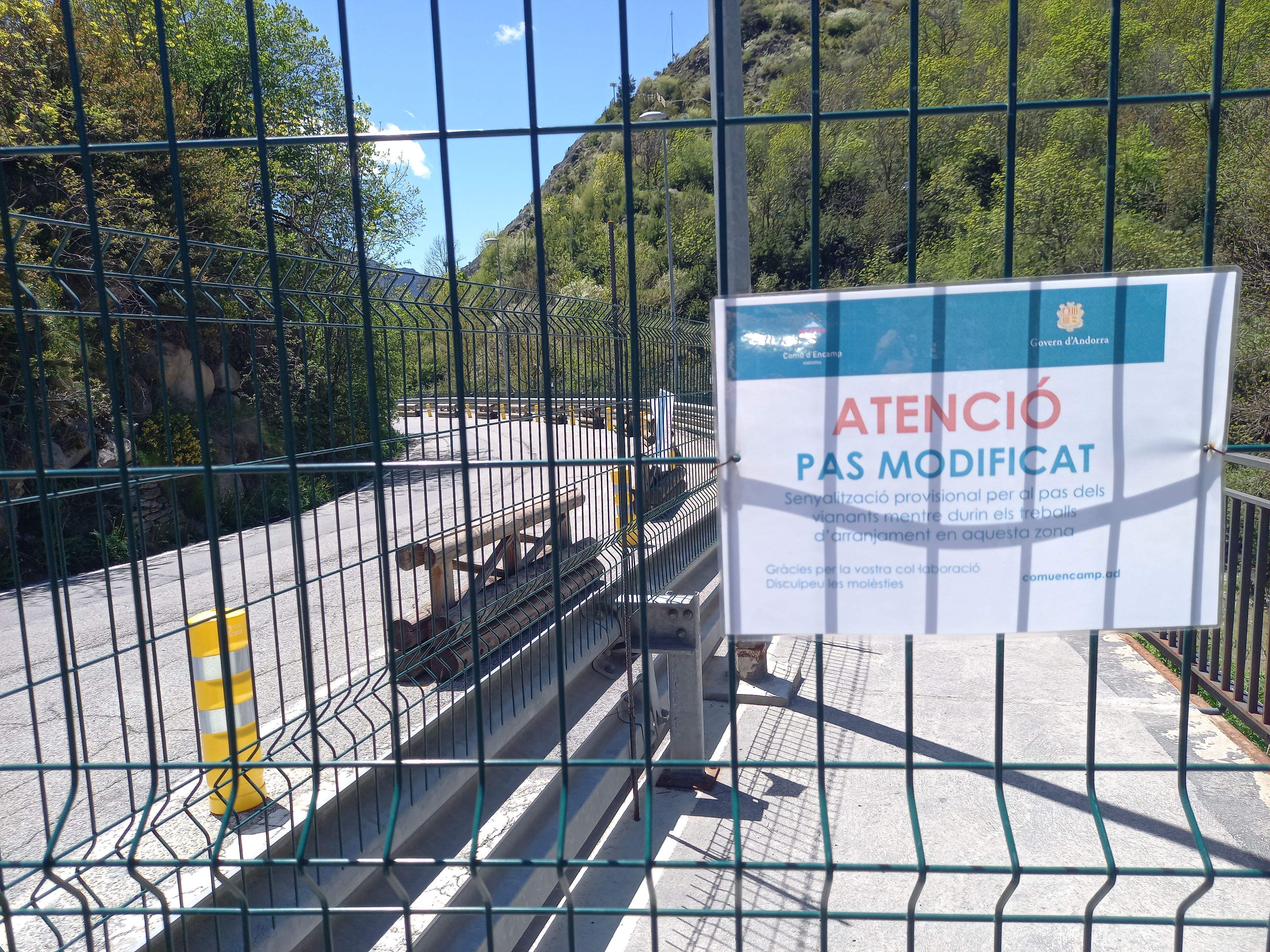 Cartell que indica que la vorera està tancada i que hi ha pas de vianants a les zones d'aparcament.