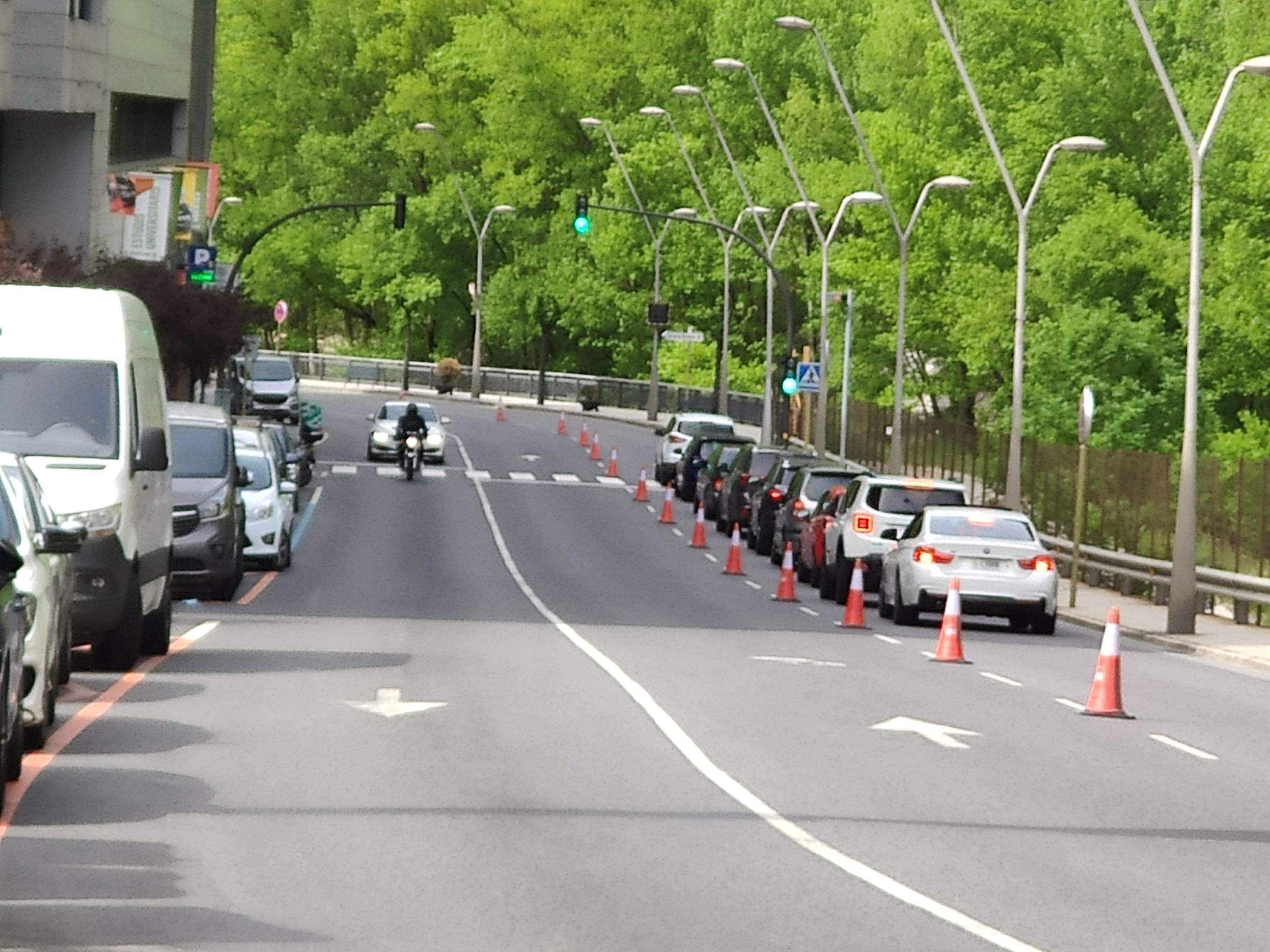 El doble carril en sentit nord amb poc trànsit a les dotze del migdia d'aquest dissabte.
