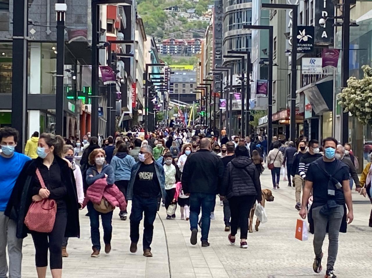 Visitants aquesta tarda a l'avinguda Meritxell.