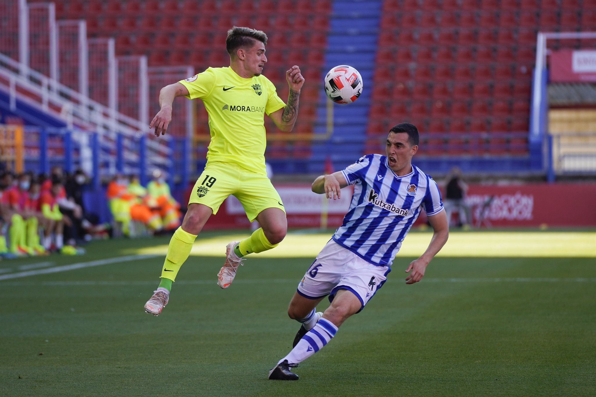 Pau Martínez salta per controlar una pilota en una acció del partit.