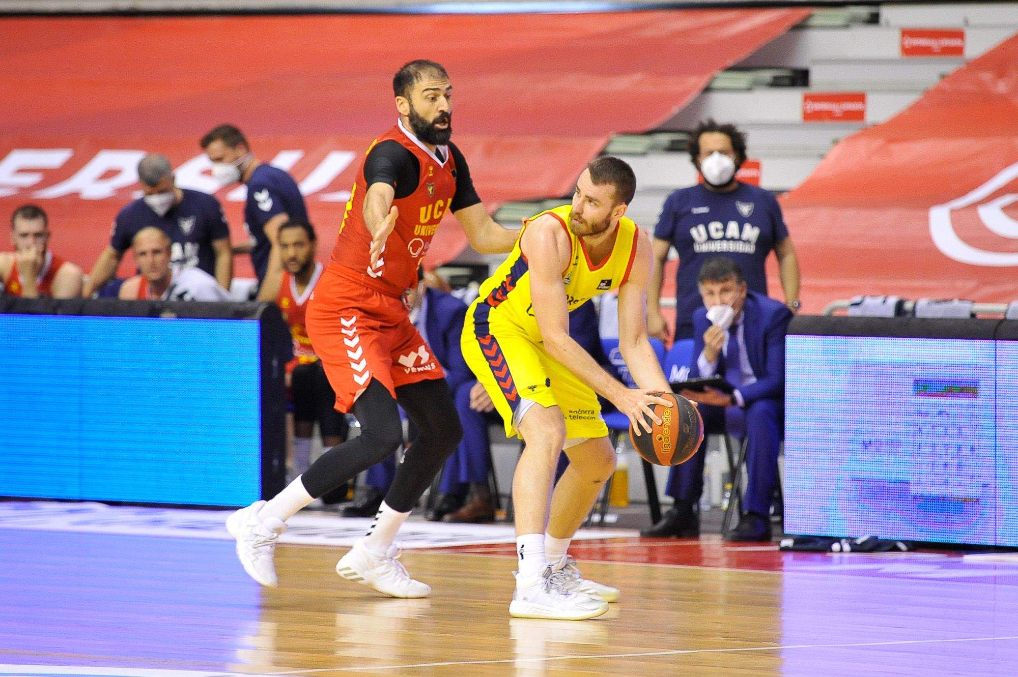 David Jelinek, el més destacat del MoraBanc,, busca una passada.