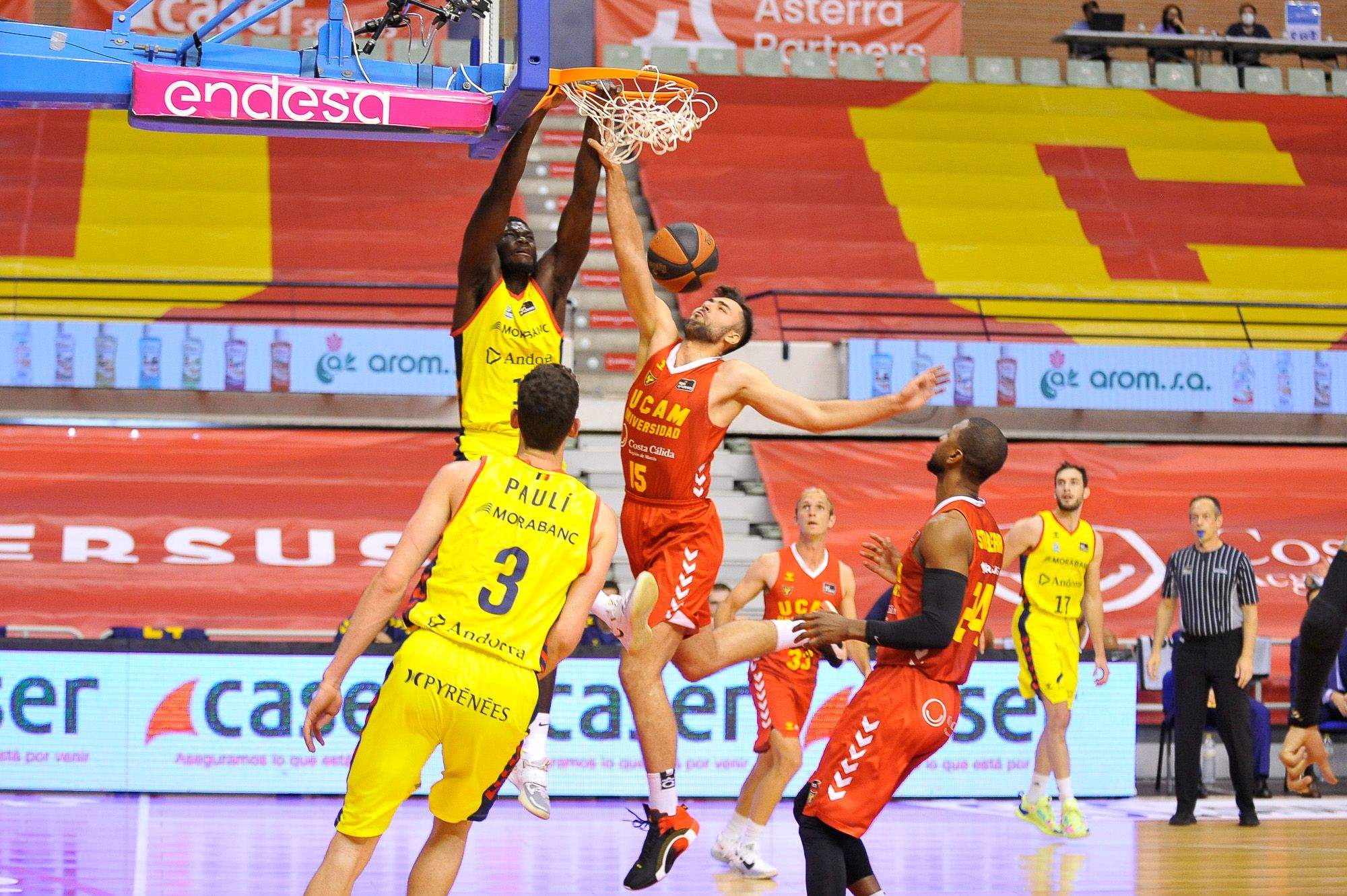 Dime esmaixa davant l'oposició de Cate.