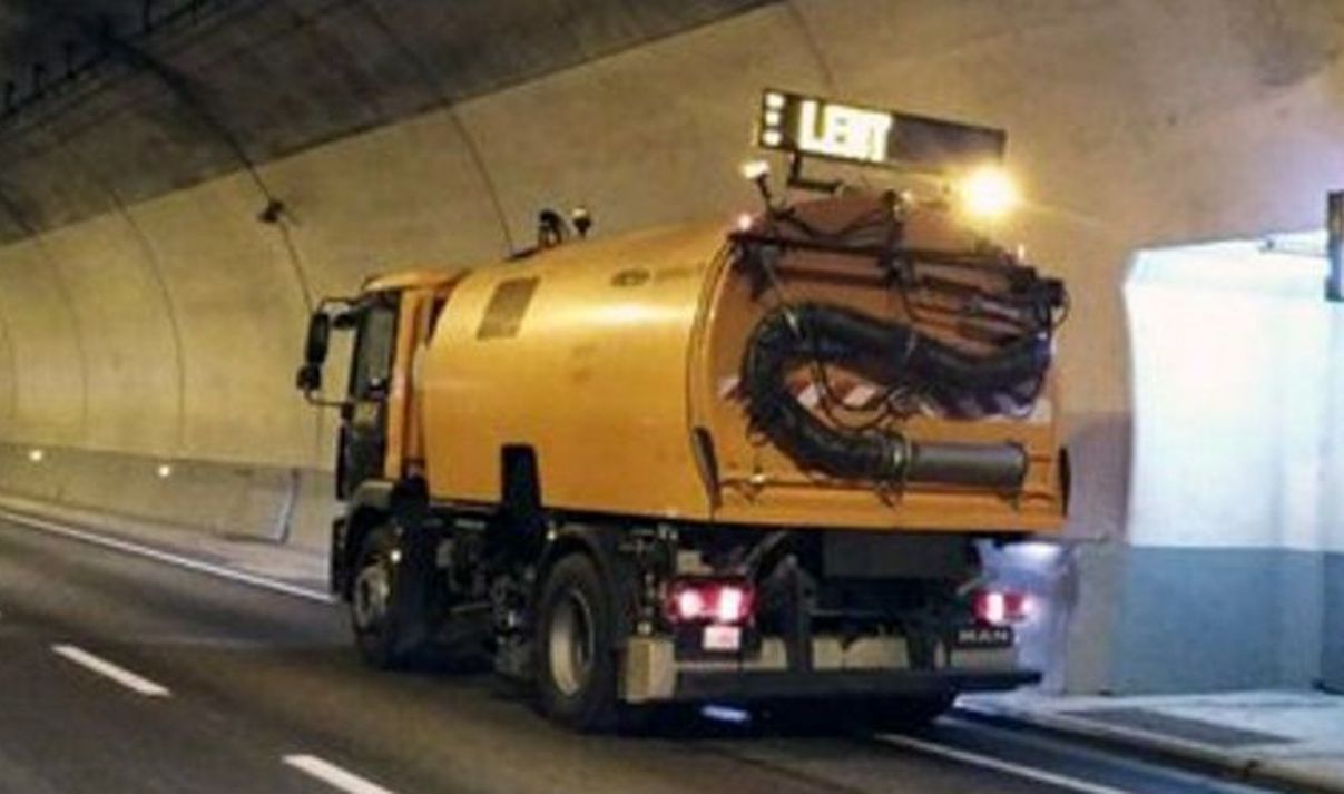 Un camió del COEX netejant  a l'interior d'un túnel.