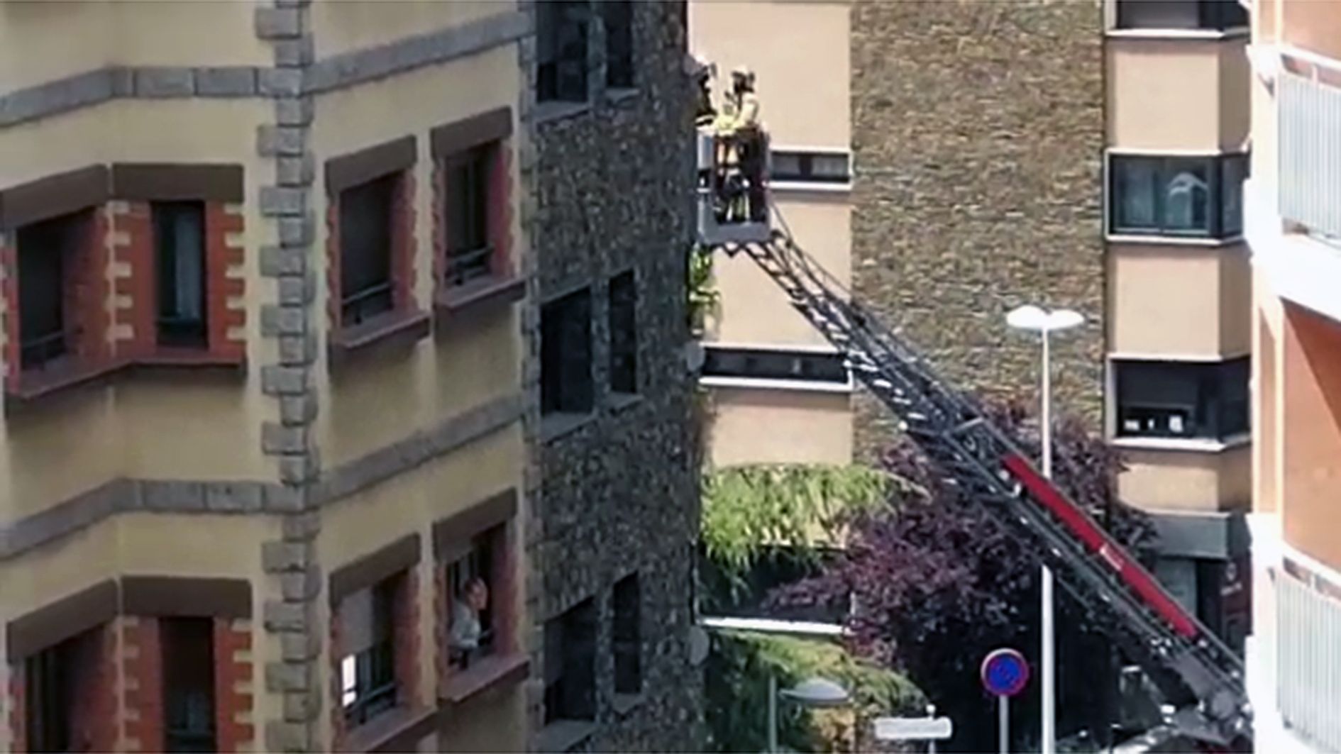 Els bombers intervenint en l'edifici al xamfrà de les avingudes de les Escoles i del Pessebre.