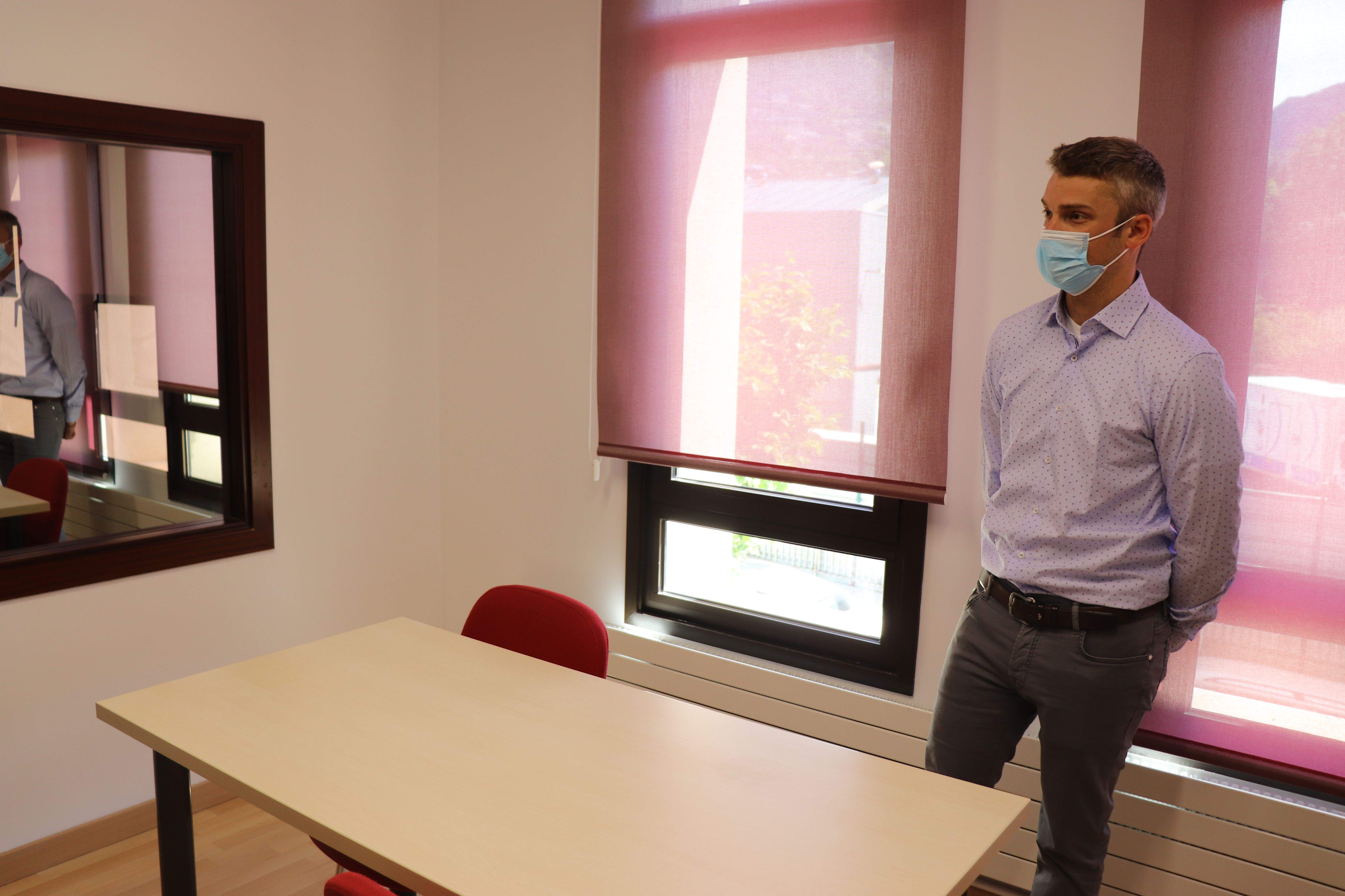 Jordi Olivé a la sala on es troba el vidre unidireccional