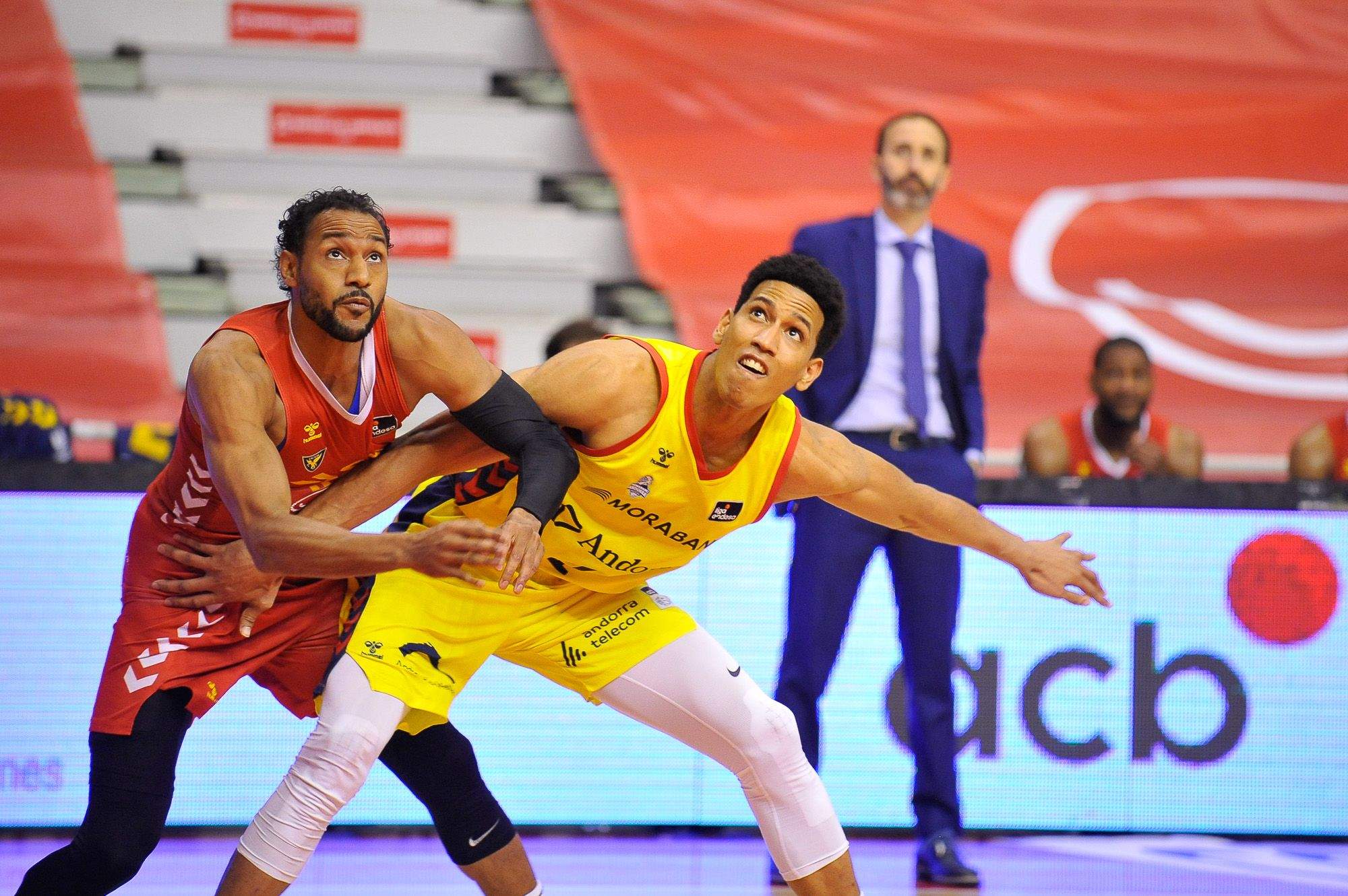 Tyson Pérez lluitant amb Sadiel Rojas per una pilota.