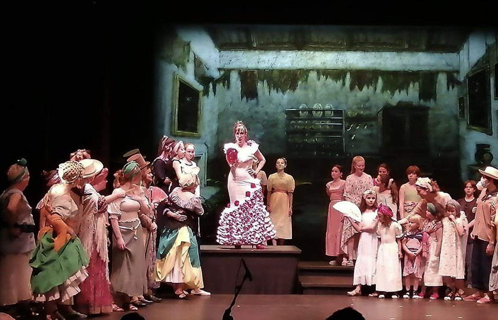 La coincidència de desenes de persones, juntes, dalt l'escenari va sorprendre alguns dels espectadors.