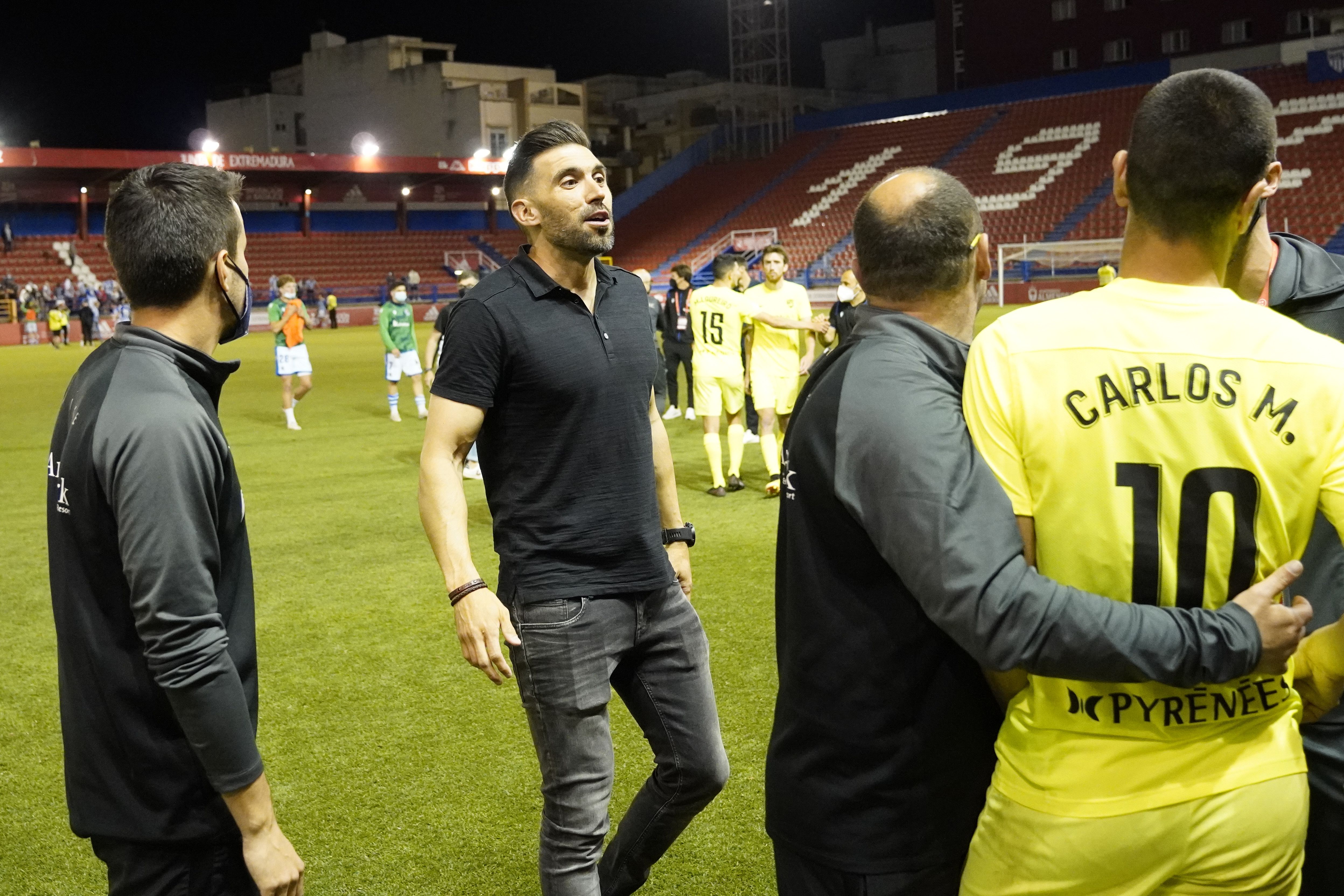 Carlos Martínez, subjectat per un membre del club, al final del partit contra la Reial Societat B.