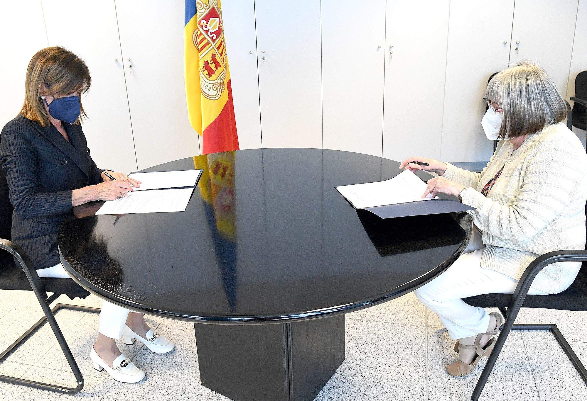 Vilarrubla i Mach a la signatura del conveni.