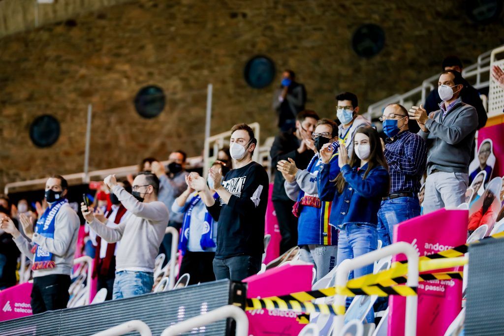 Aficionats a les grades de la 'Bombonera'.