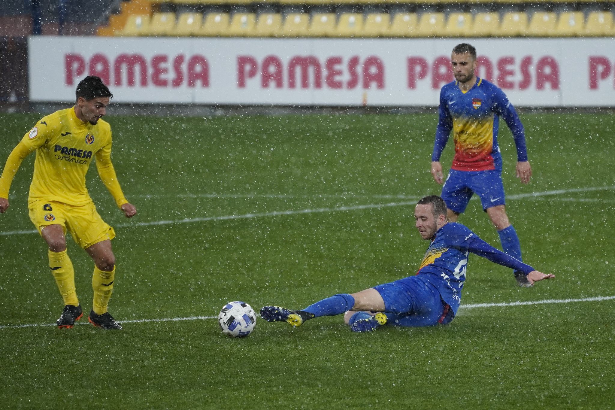 Marc Aguado, entrant per una pilota en el duel al camp del Vila-real B.