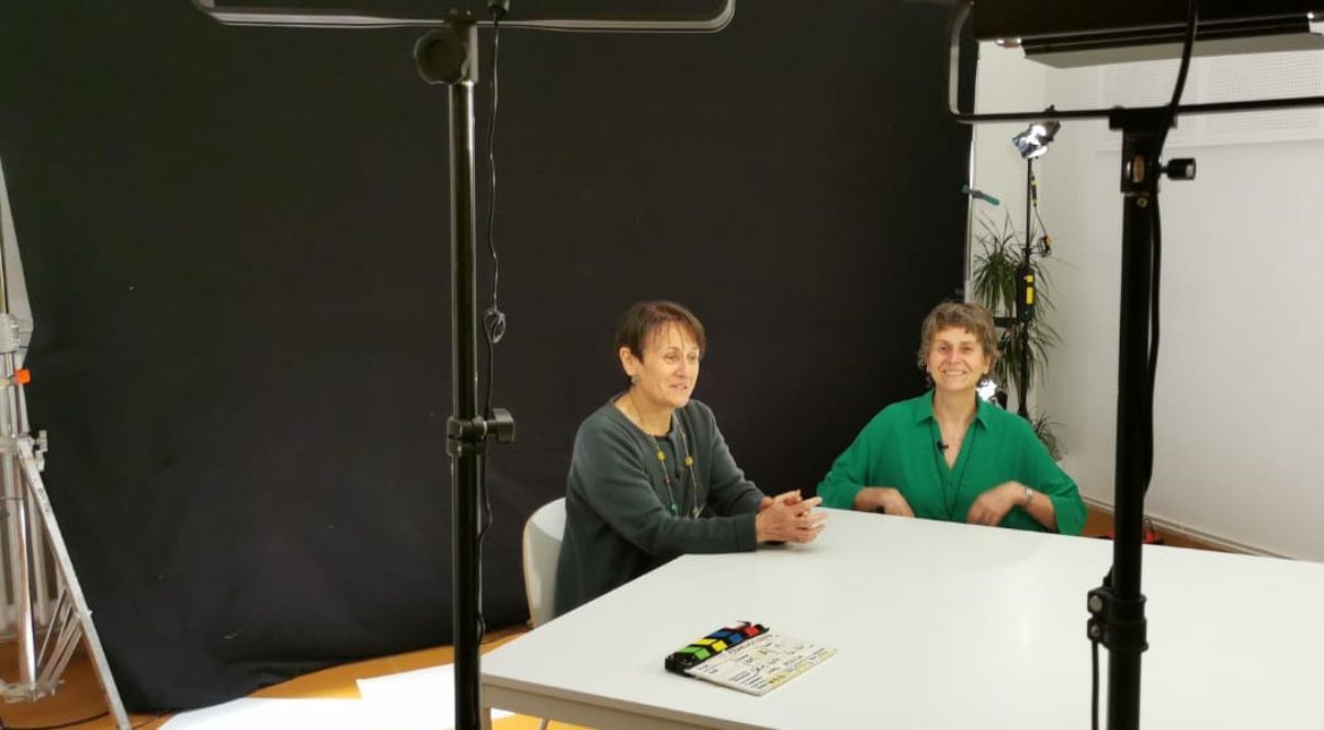 La Síndica Roser Suñe i la consellera general, Susanna Vela, dues de les exalumbes entrevistades.