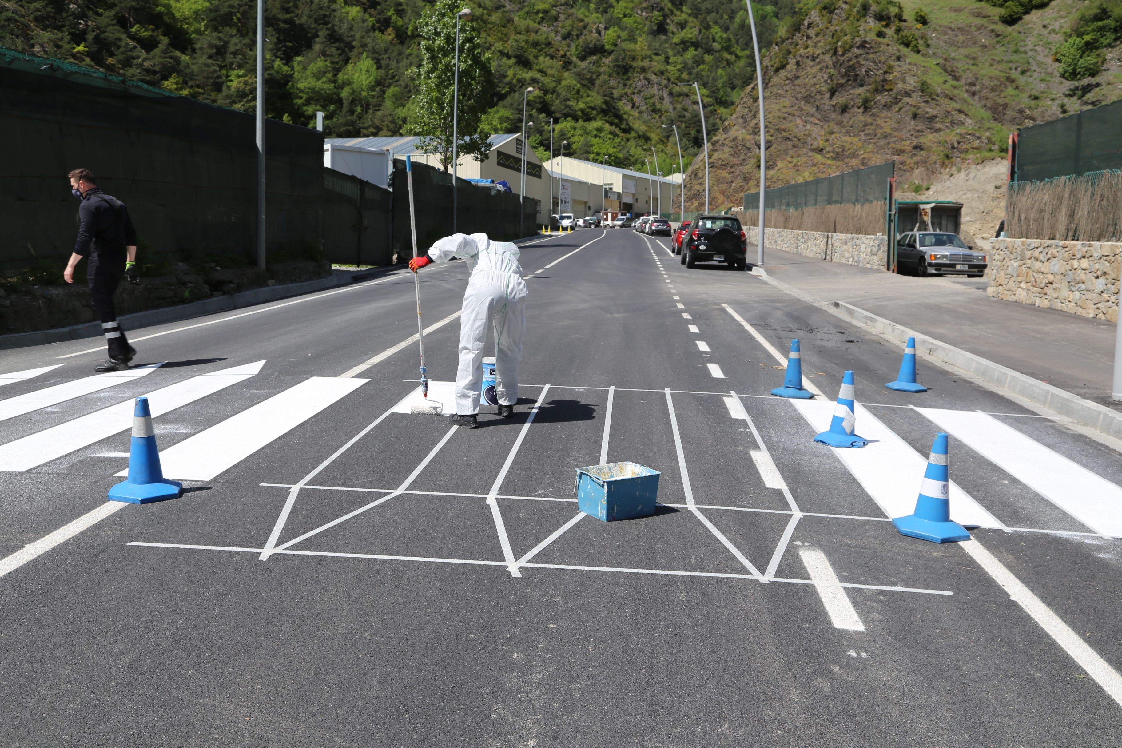 Un agent comunal lauredià pintant la calçada de la CG6.