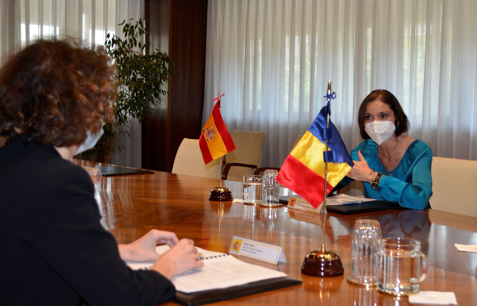 Un instant de la reunió entre Maria Ubach i Reyes Maroto.