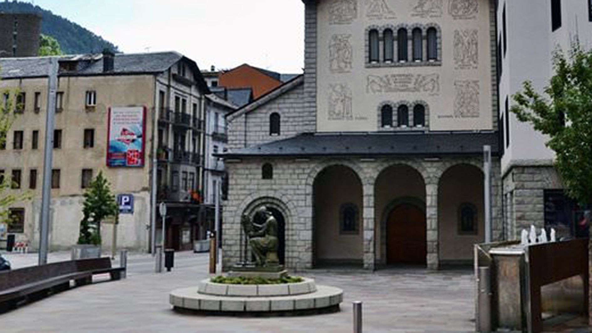 L'església d'Escaldes, a la dreta.