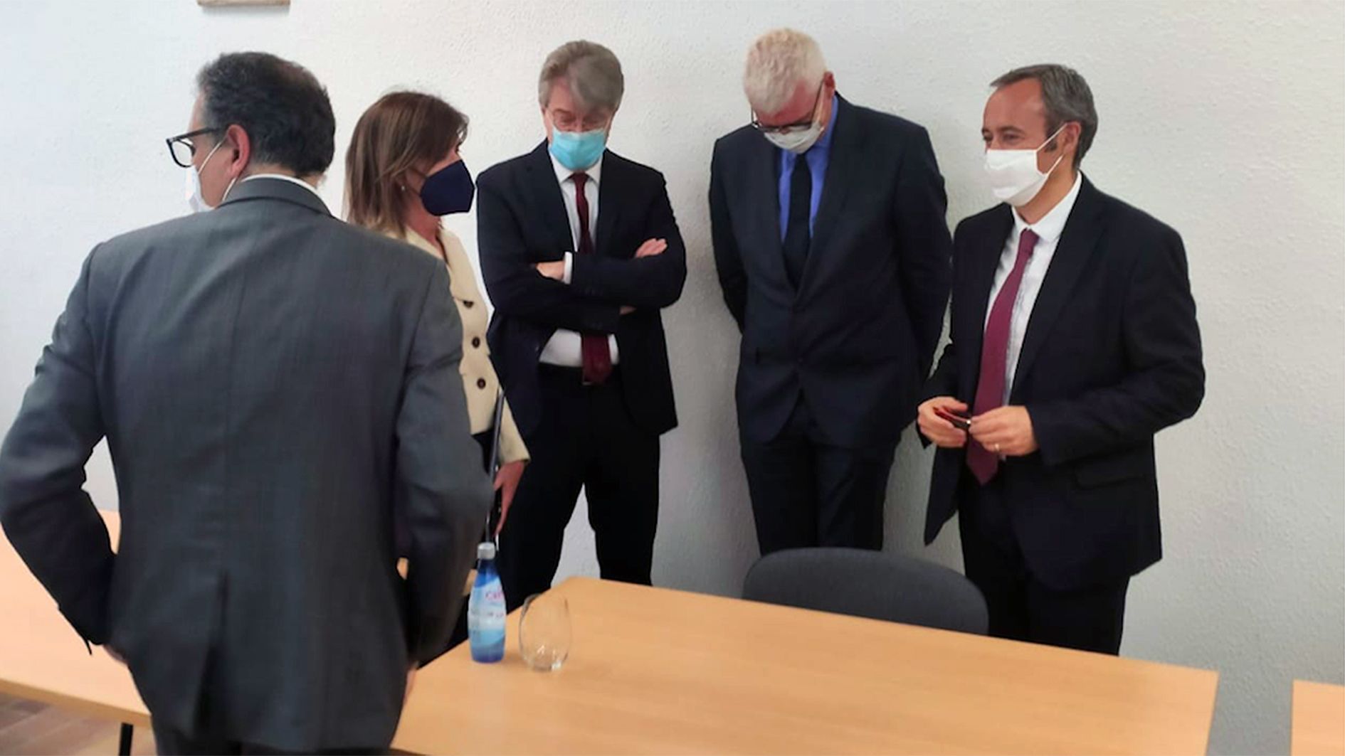 Els intervinents en l'acte just abans d'iniciar-lo.